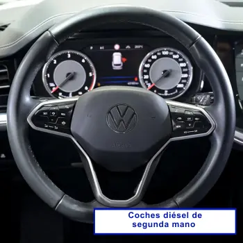 Volante de un coche diésel de segunda mano en venta