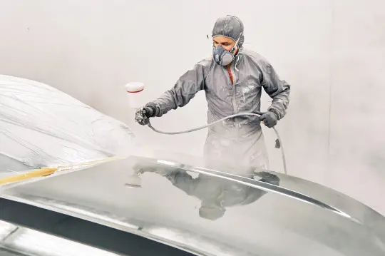 Experto en coches pintando la carrocería