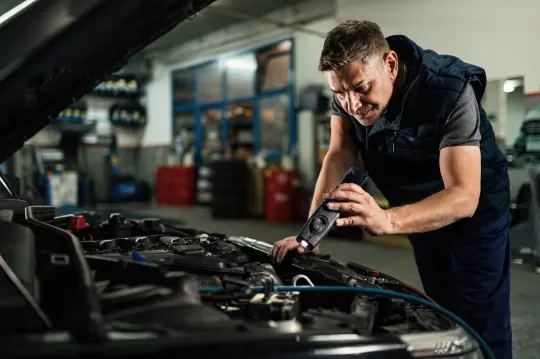 Mecánico especialista revisando un coche en Madrid