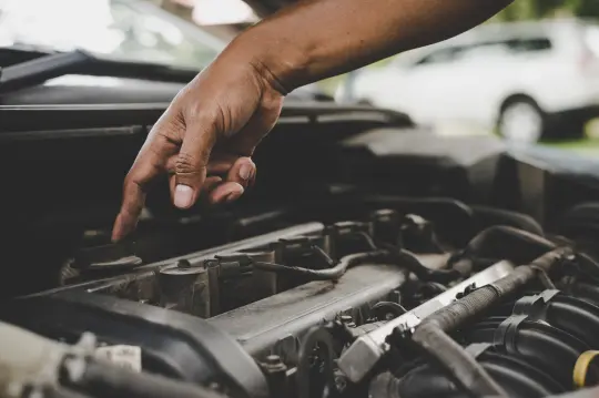 Motor de un coche en Automotor Dursan