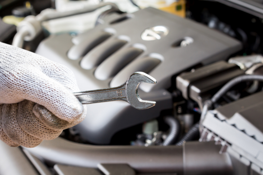 Motor del coche en el taller de Automotor Dursan