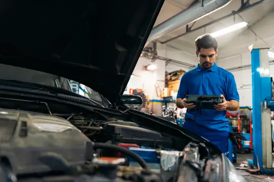 Mecánico revisa un coche pre-itv