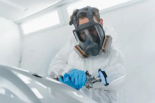 Mecánico pintando un coche