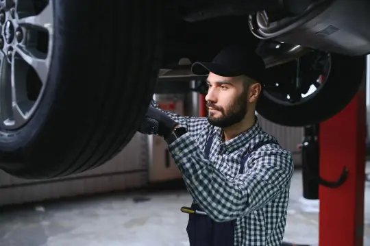 Experto mecánico arreglando una caja de cambio