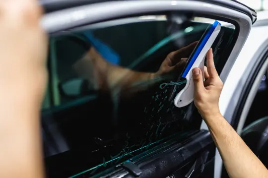 Colocación lámina de tintado de la ventana de coche