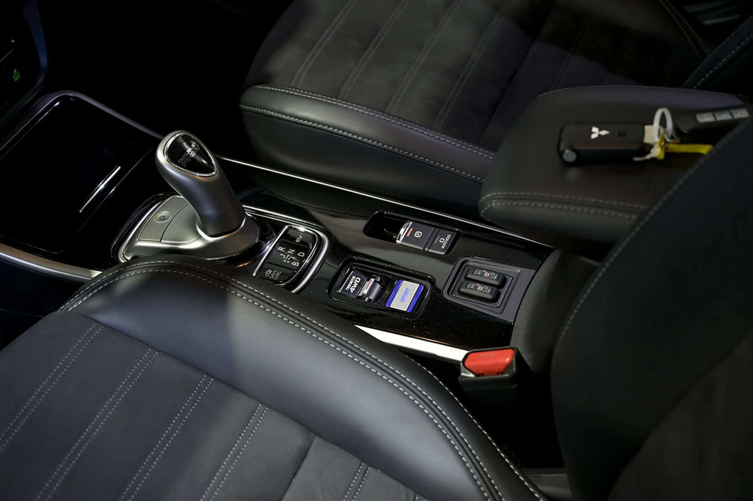 Mitsubishi Outlander 2.4 PHEV Kaiteki Auto 4WD - Foto 31