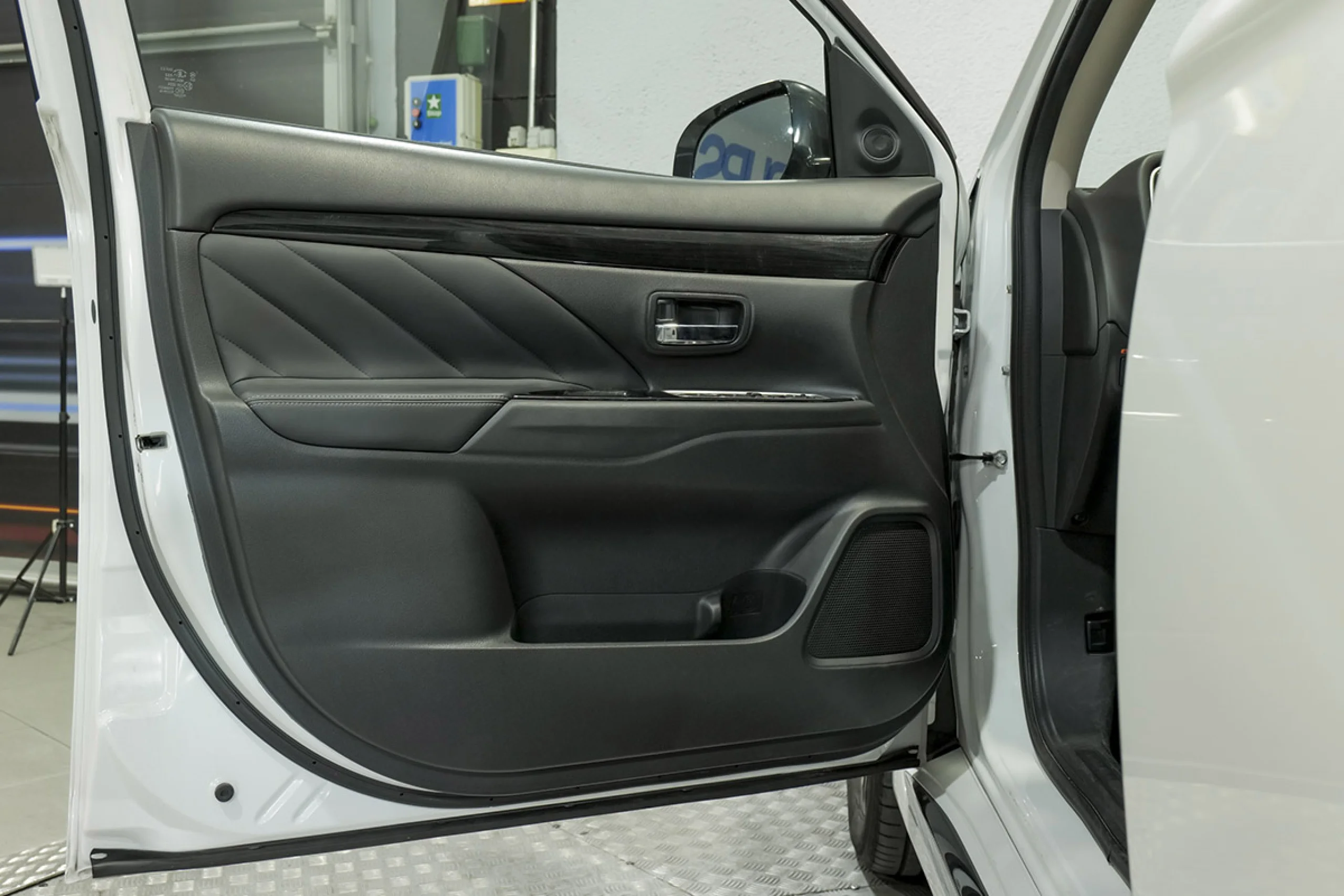 Mitsubishi Outlander 2.0 PHEV Kaiteki Auto 4WD - Foto 24