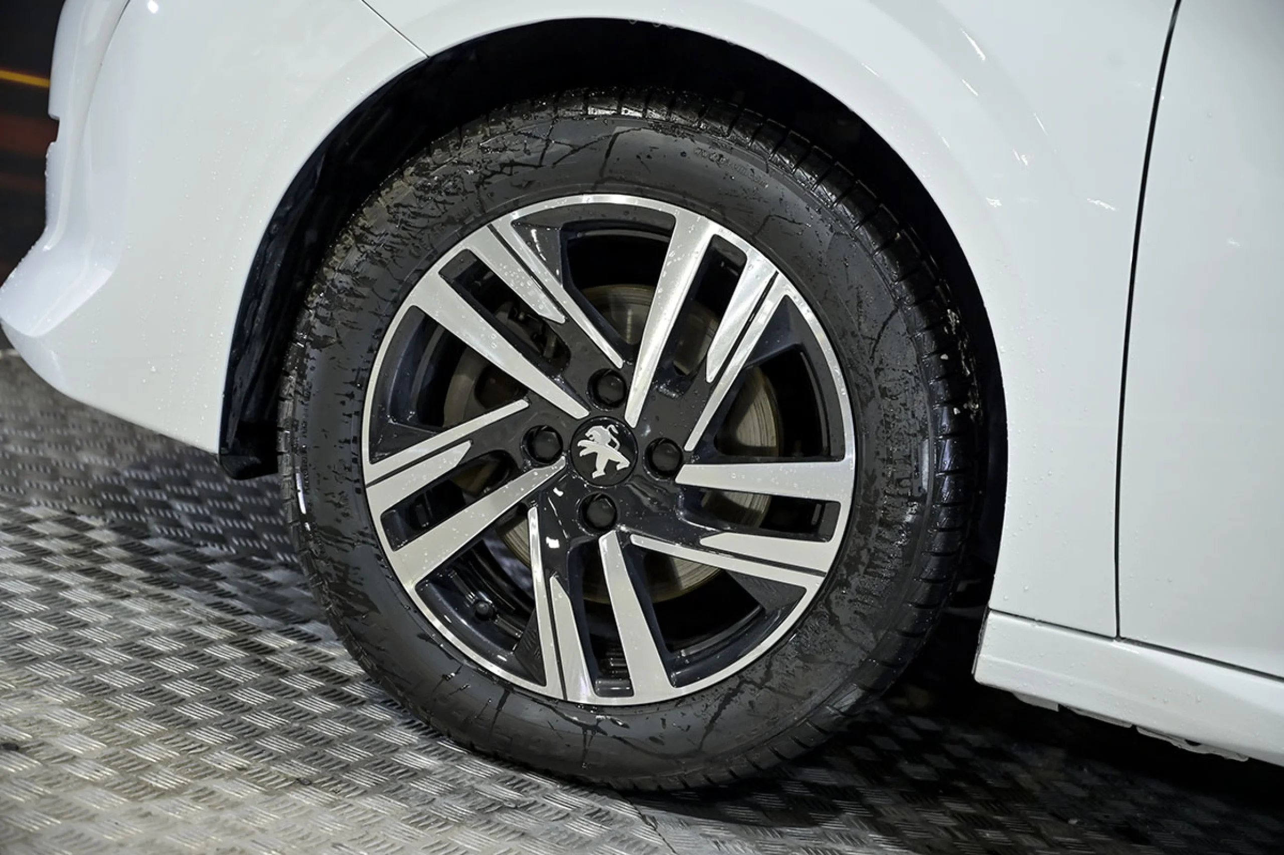 Peugeot 208 BlueHDi 73kW 100CV Allure - Foto 8