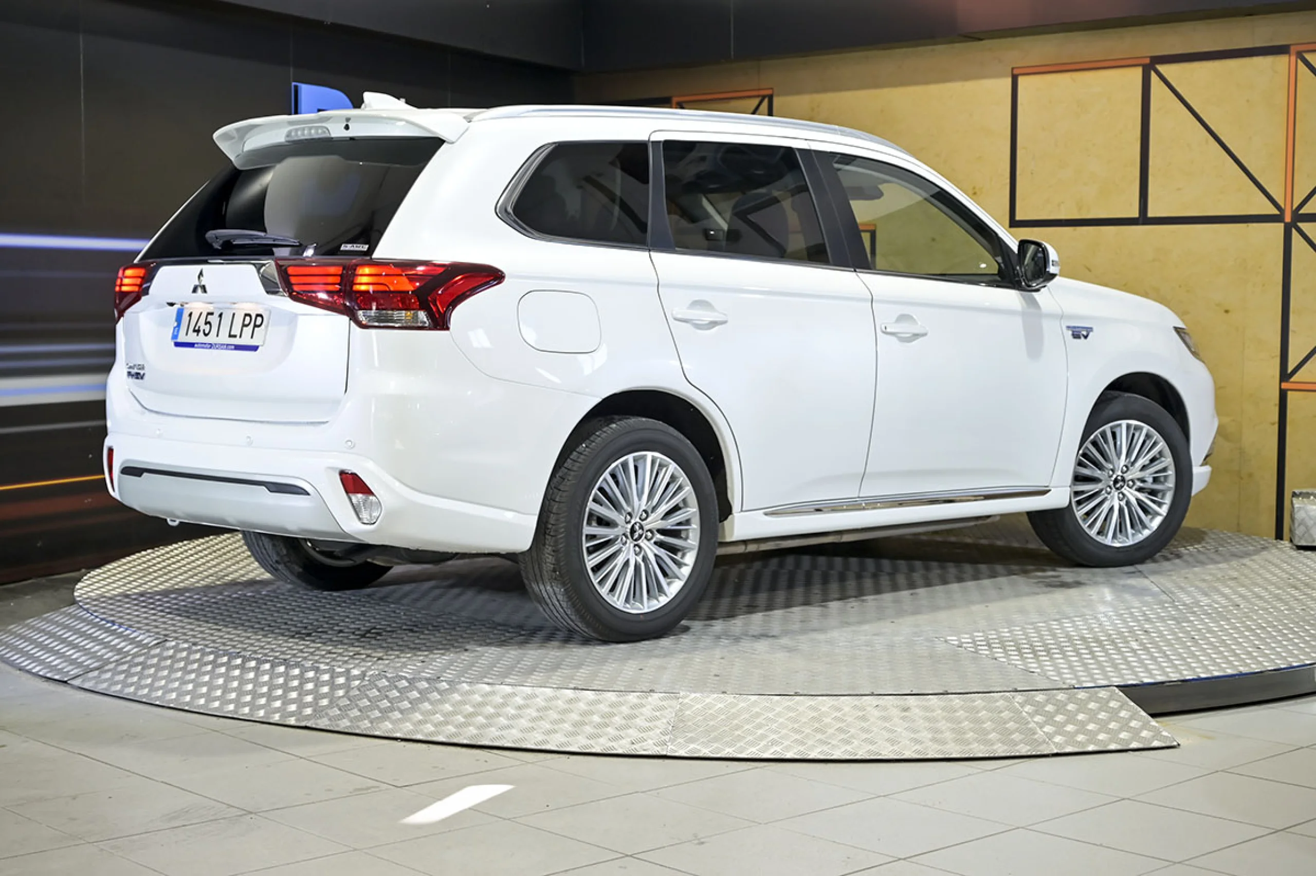 Mitsubishi Outlander 2.4 PHEV Kaiteki Auto 4WD - Foto 5