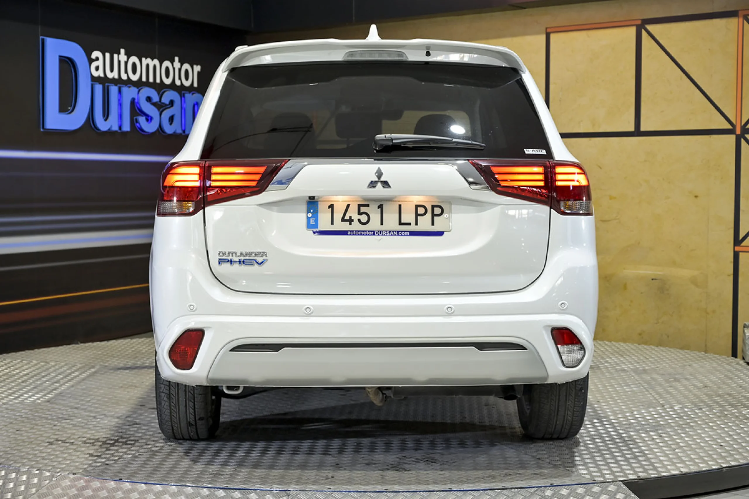 Mitsubishi Outlander 2.4 PHEV Kaiteki Auto 4WD - Foto 11