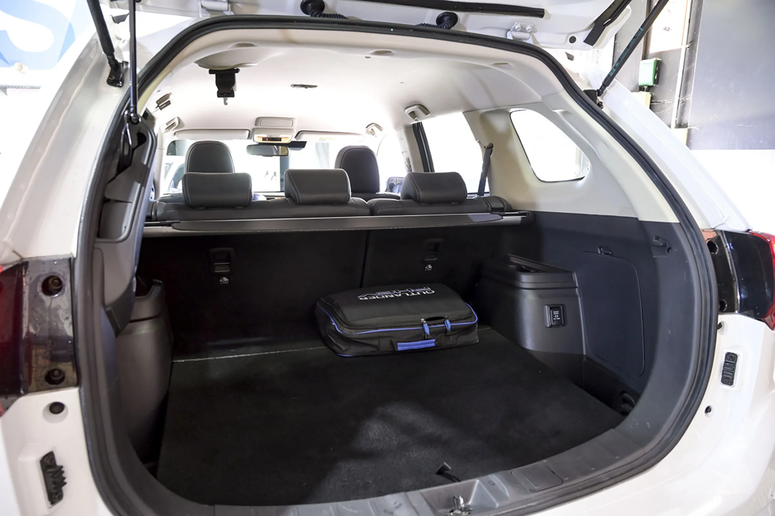 Mitsubishi Outlander 2.4 PHEV Kaiteki Auto 4WD - Foto 12