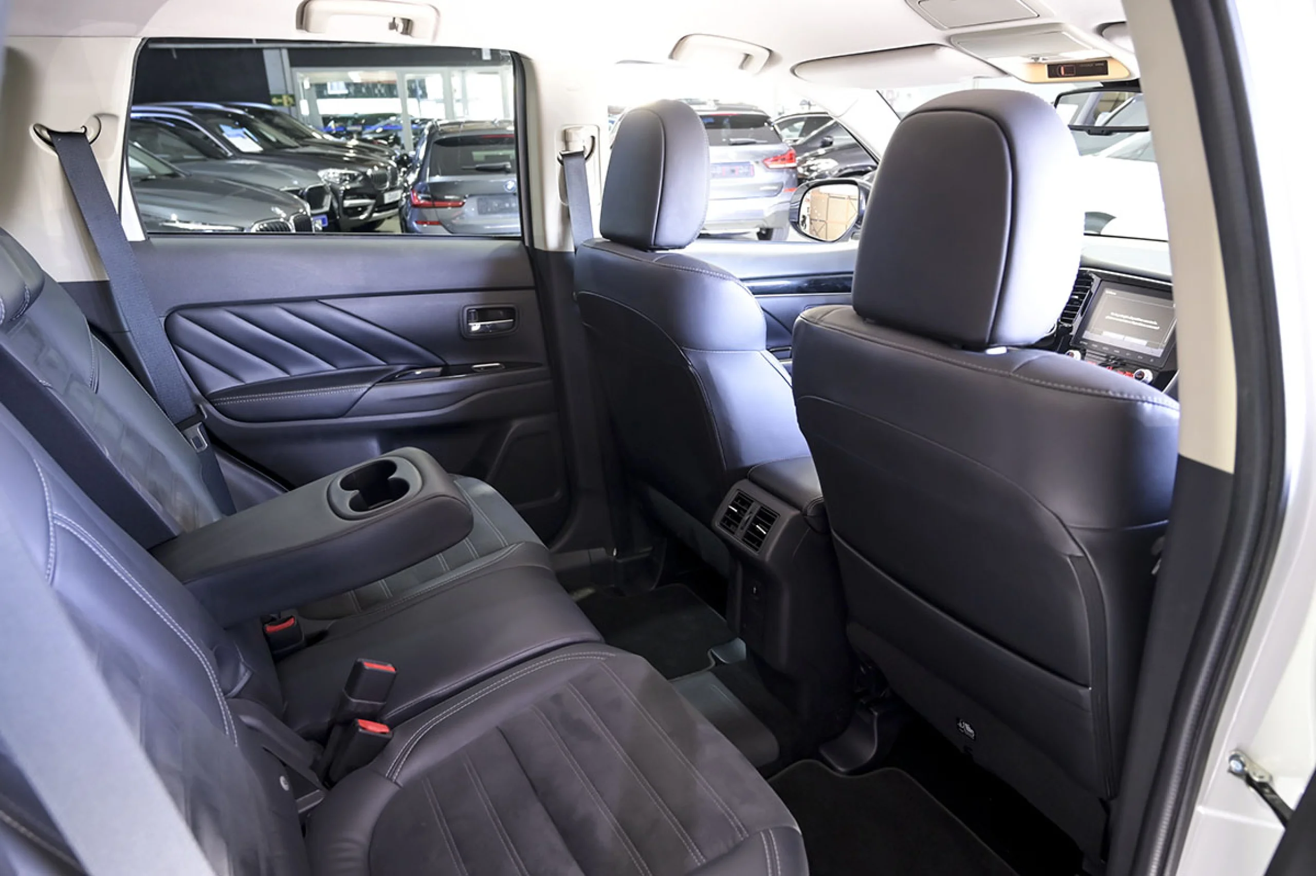 Mitsubishi Outlander 2.4 PHEV Kaiteki Auto 4WD - Foto 14