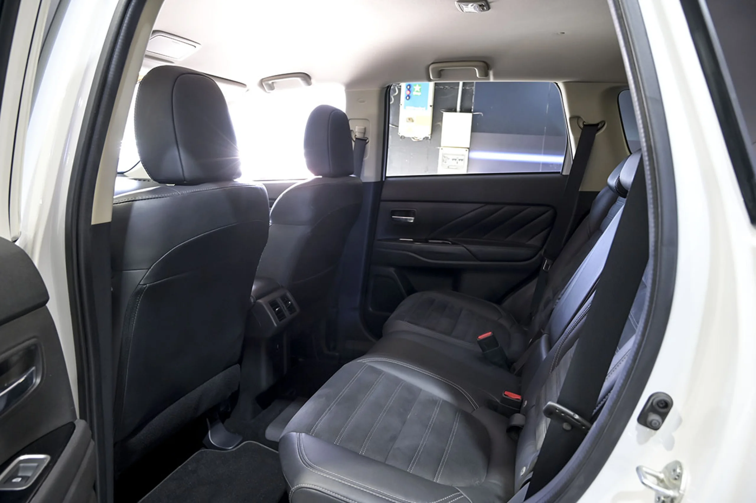 Mitsubishi Outlander 2.4 PHEV Kaiteki Auto 4WD - Foto 15