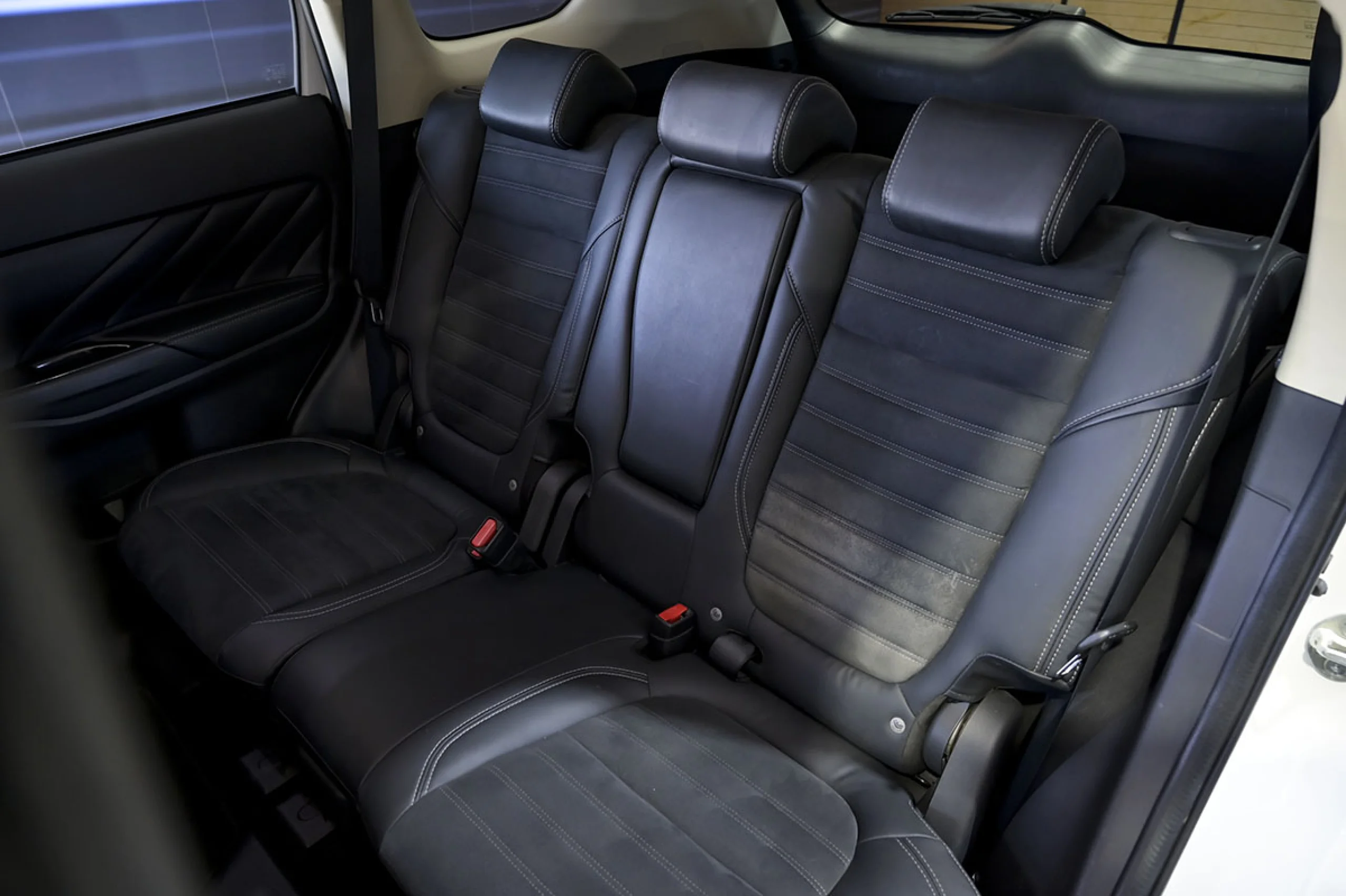 Mitsubishi Outlander 2.4 PHEV Kaiteki Auto 4WD - Foto 16