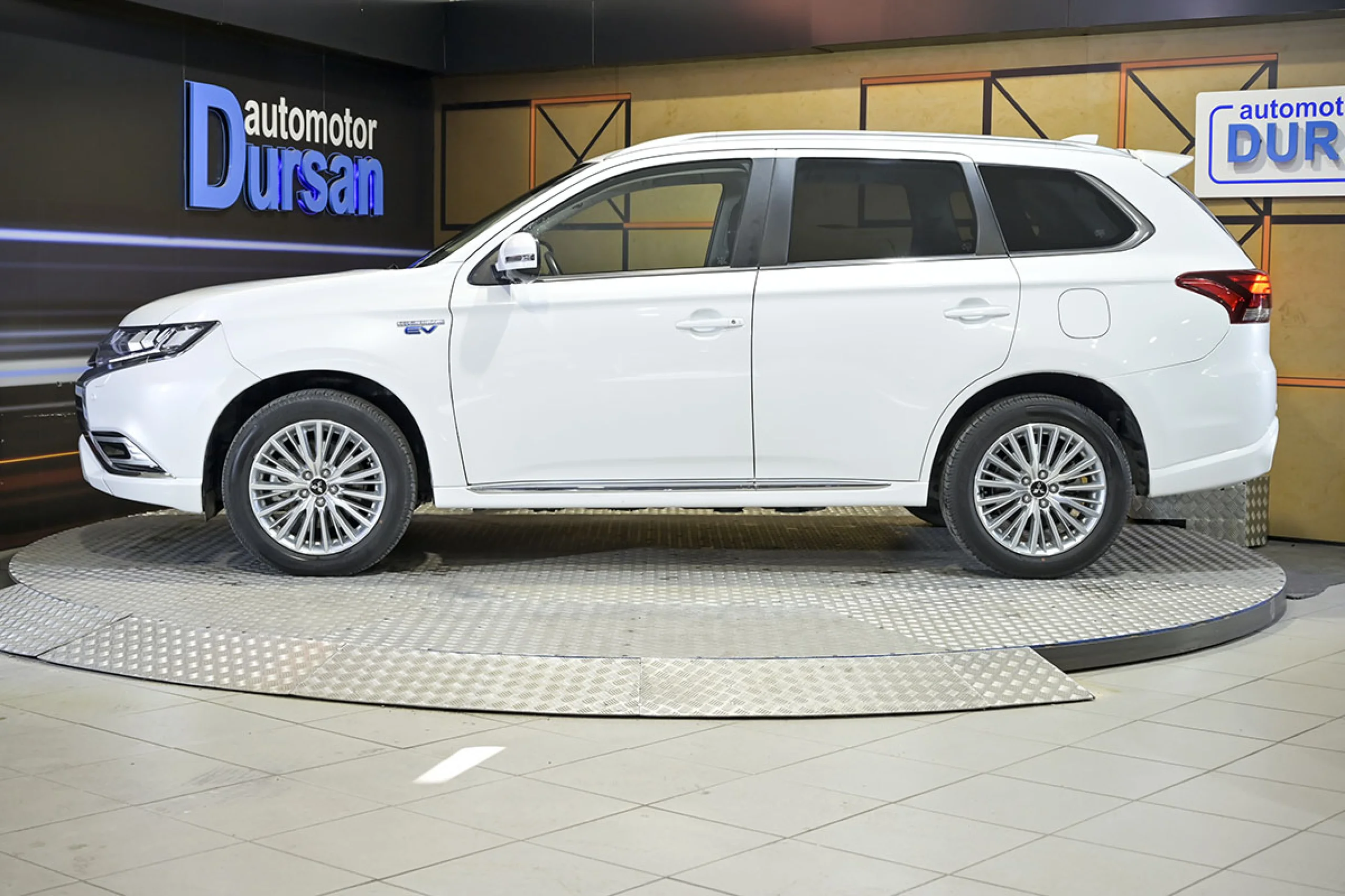 Mitsubishi Outlander 2.4 PHEV Kaiteki Auto 4WD - Foto 18