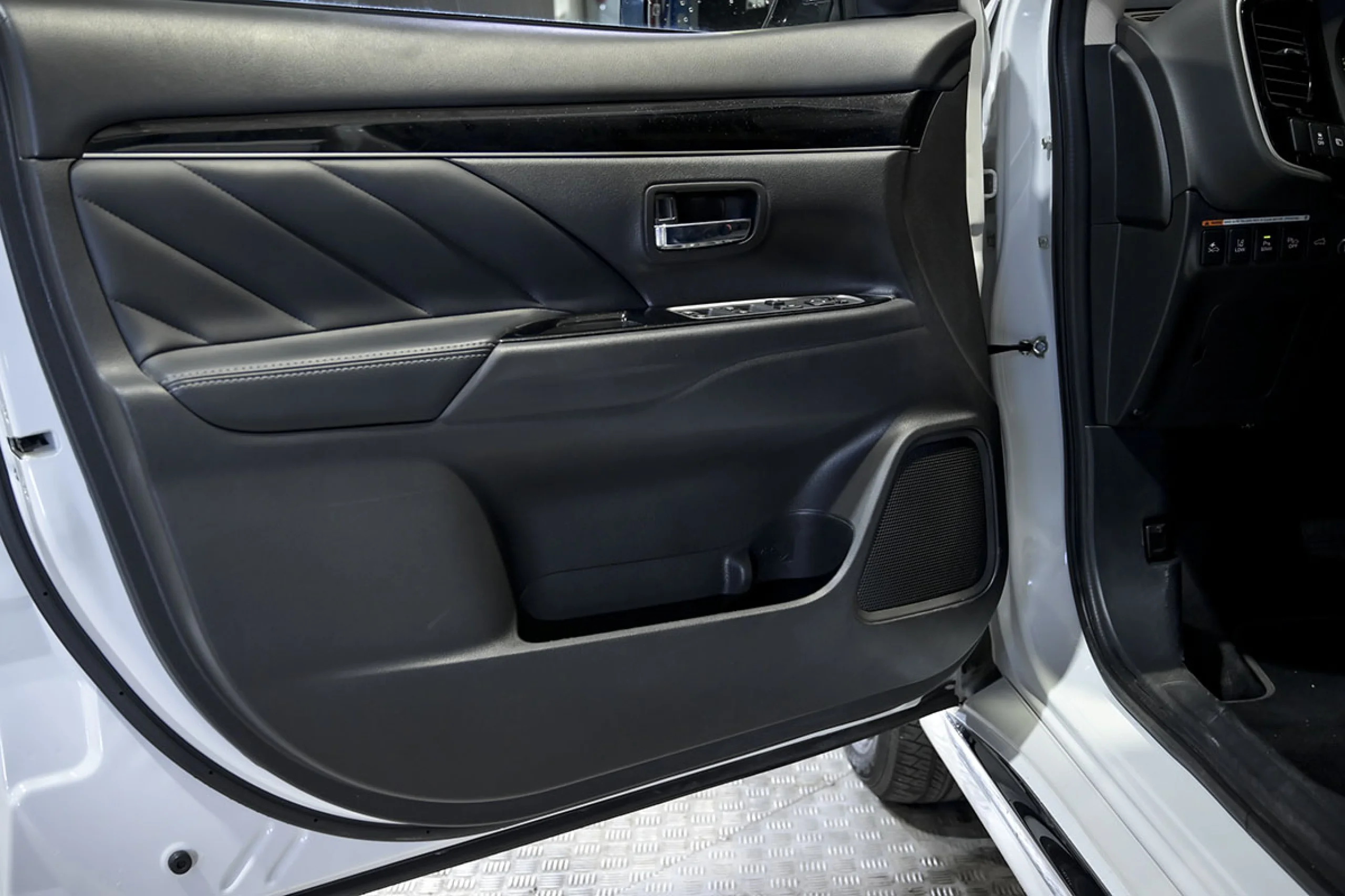 Mitsubishi Outlander 2.4 PHEV Kaiteki Auto 4WD - Foto 21