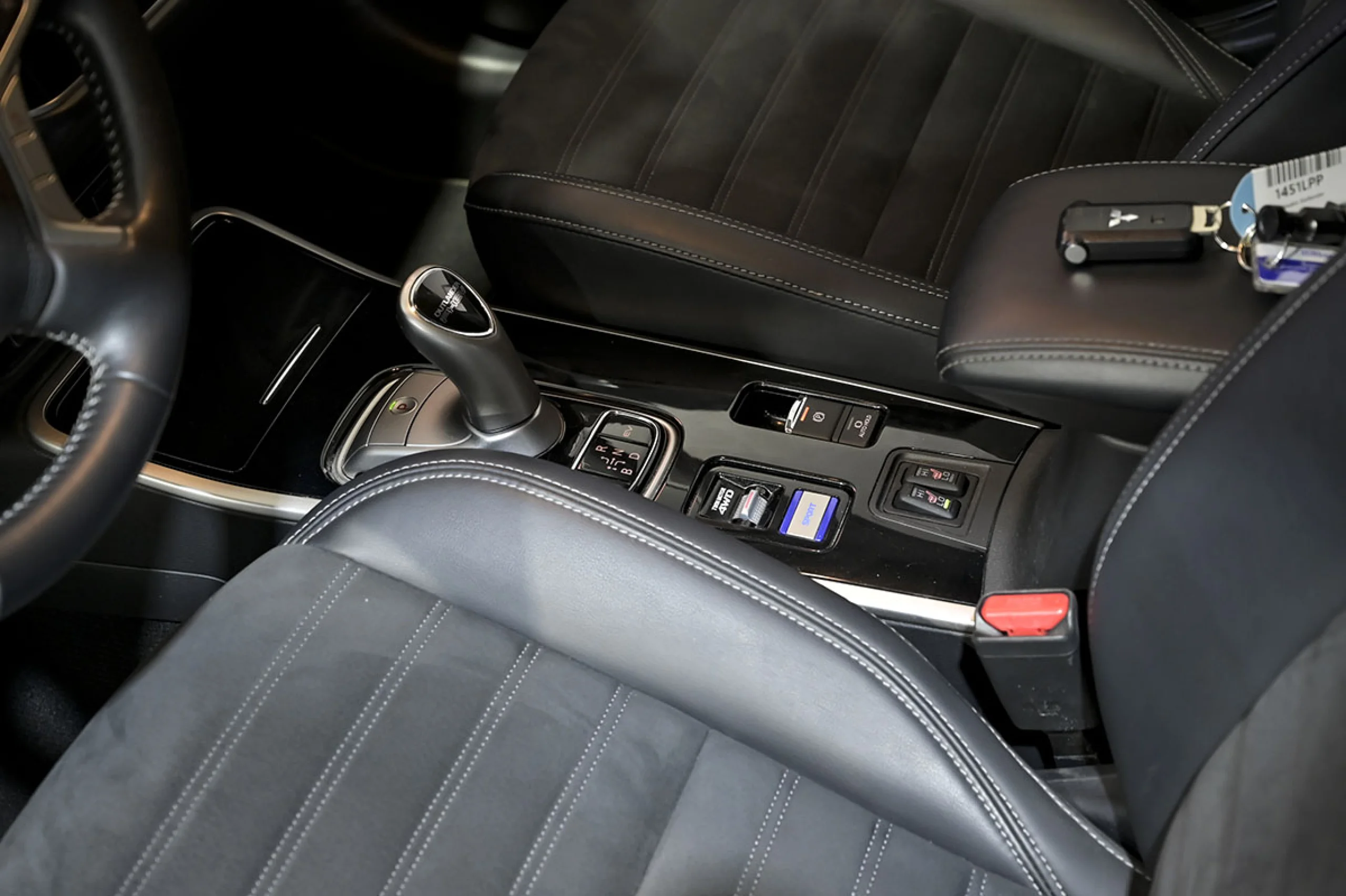 Mitsubishi Outlander 2.4 PHEV Kaiteki Auto 4WD - Foto 33