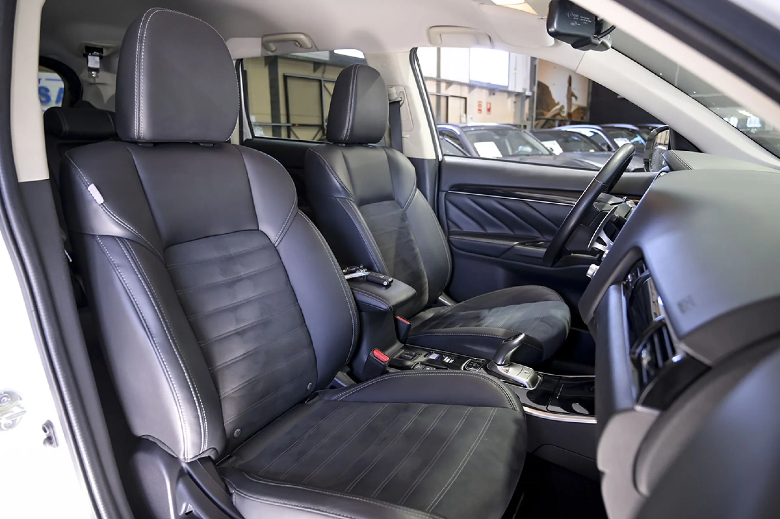 Mitsubishi Outlander 2.4 PHEV Kaiteki Auto 4WD - Foto 35