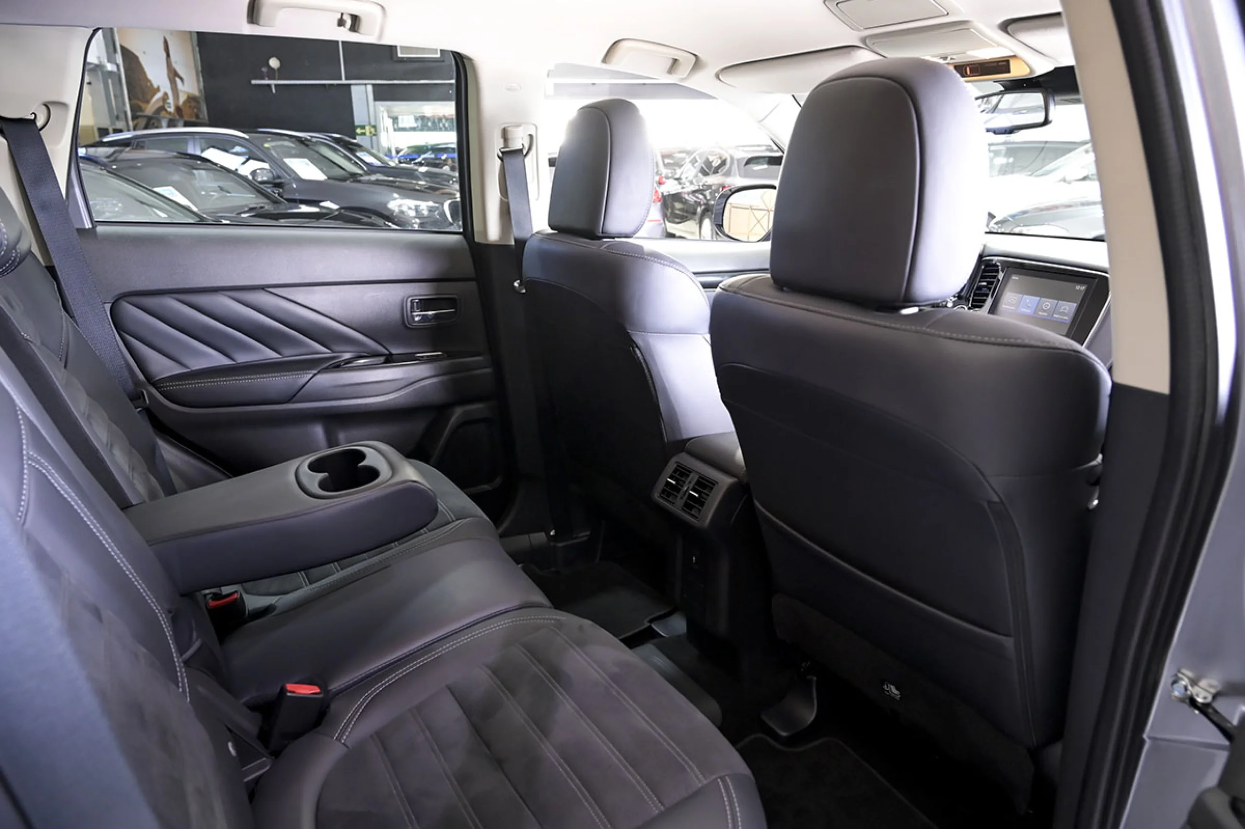 Mitsubishi Outlander 2.4 PHEV Kaiteki Auto 4WD - Foto 16