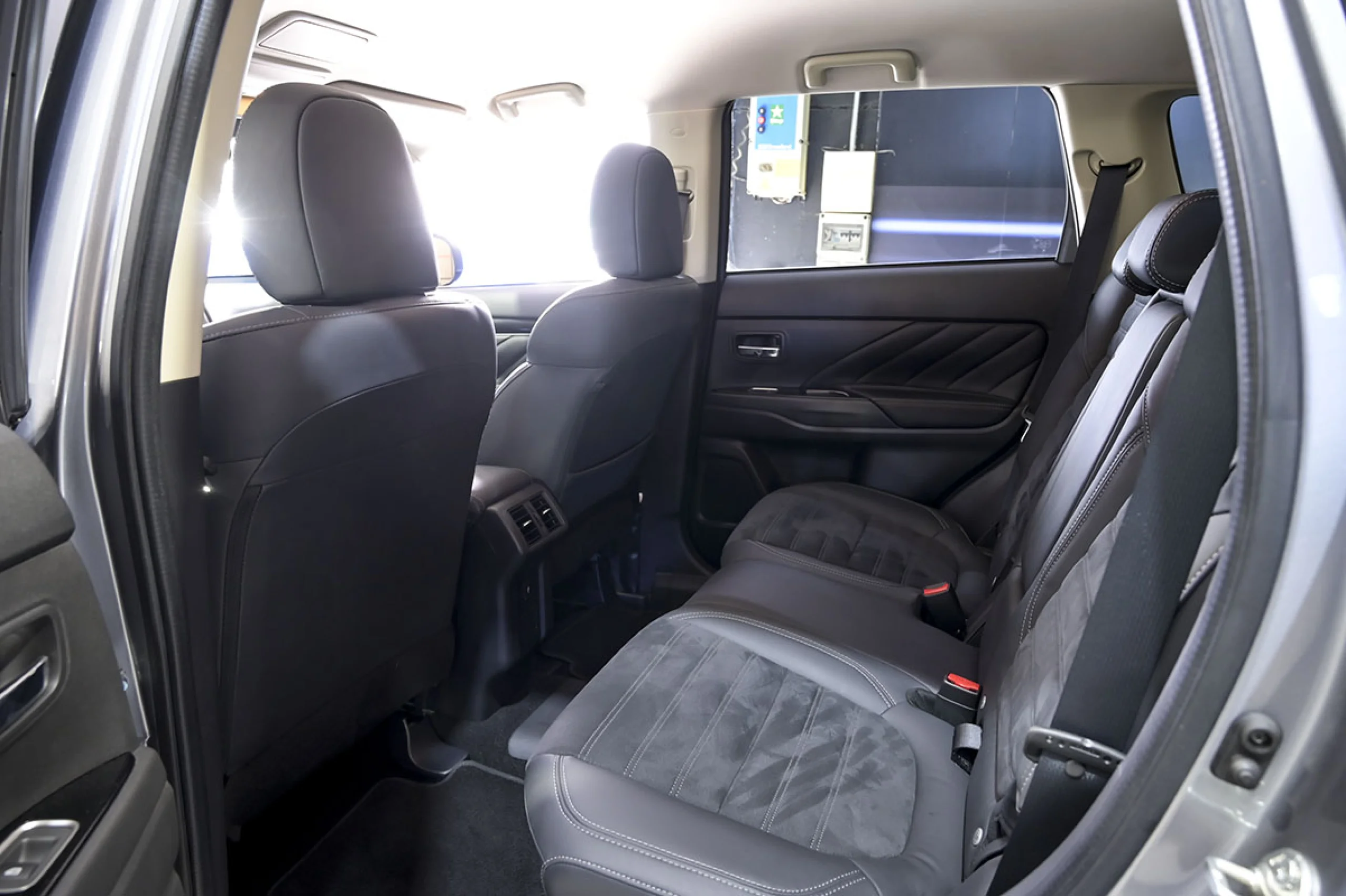 Mitsubishi Outlander 2.4 PHEV Kaiteki Auto 4WD - Foto 17