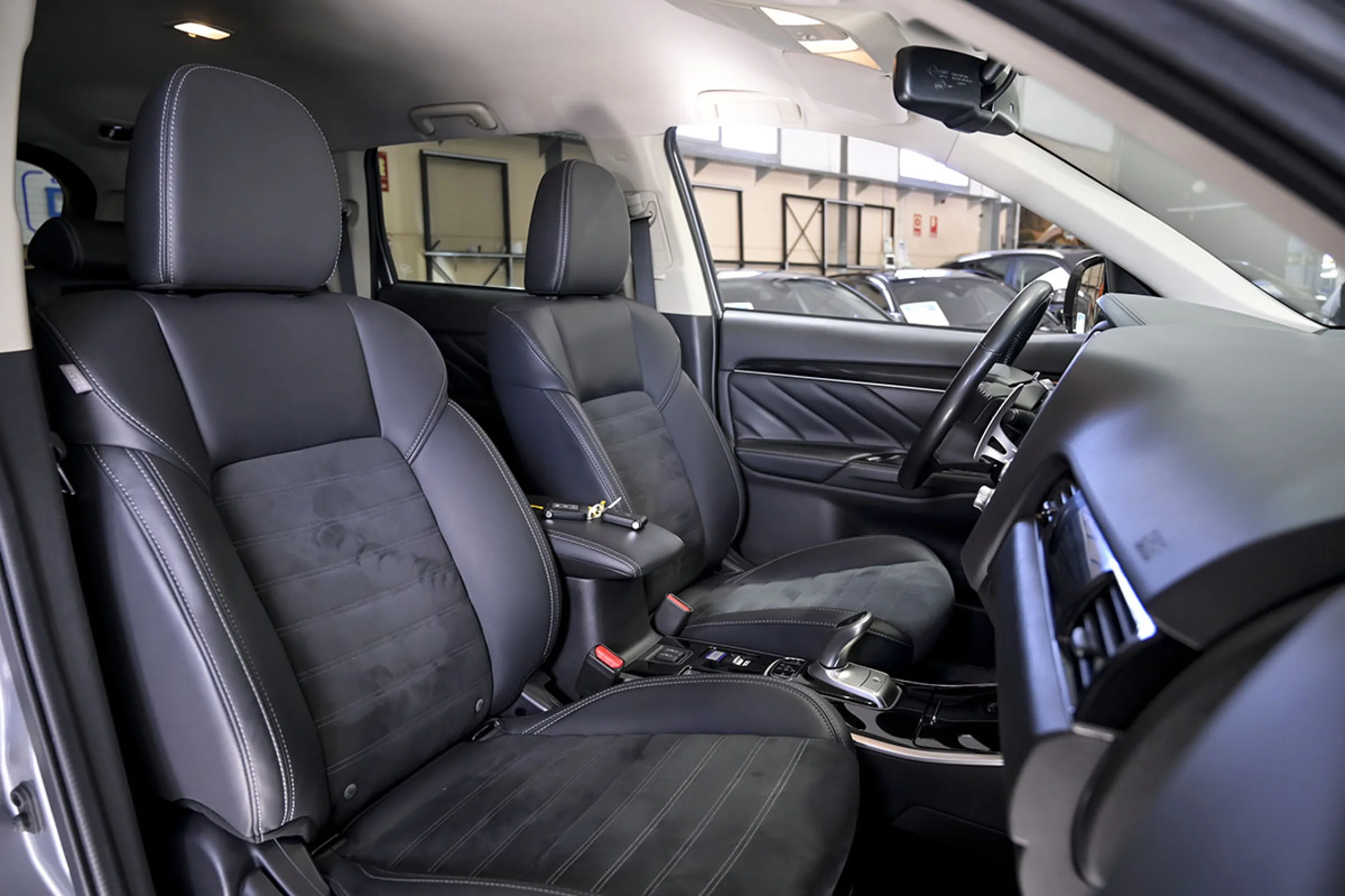 Mitsubishi Outlander 2.4 PHEV Kaiteki Auto 4WD - Foto 33