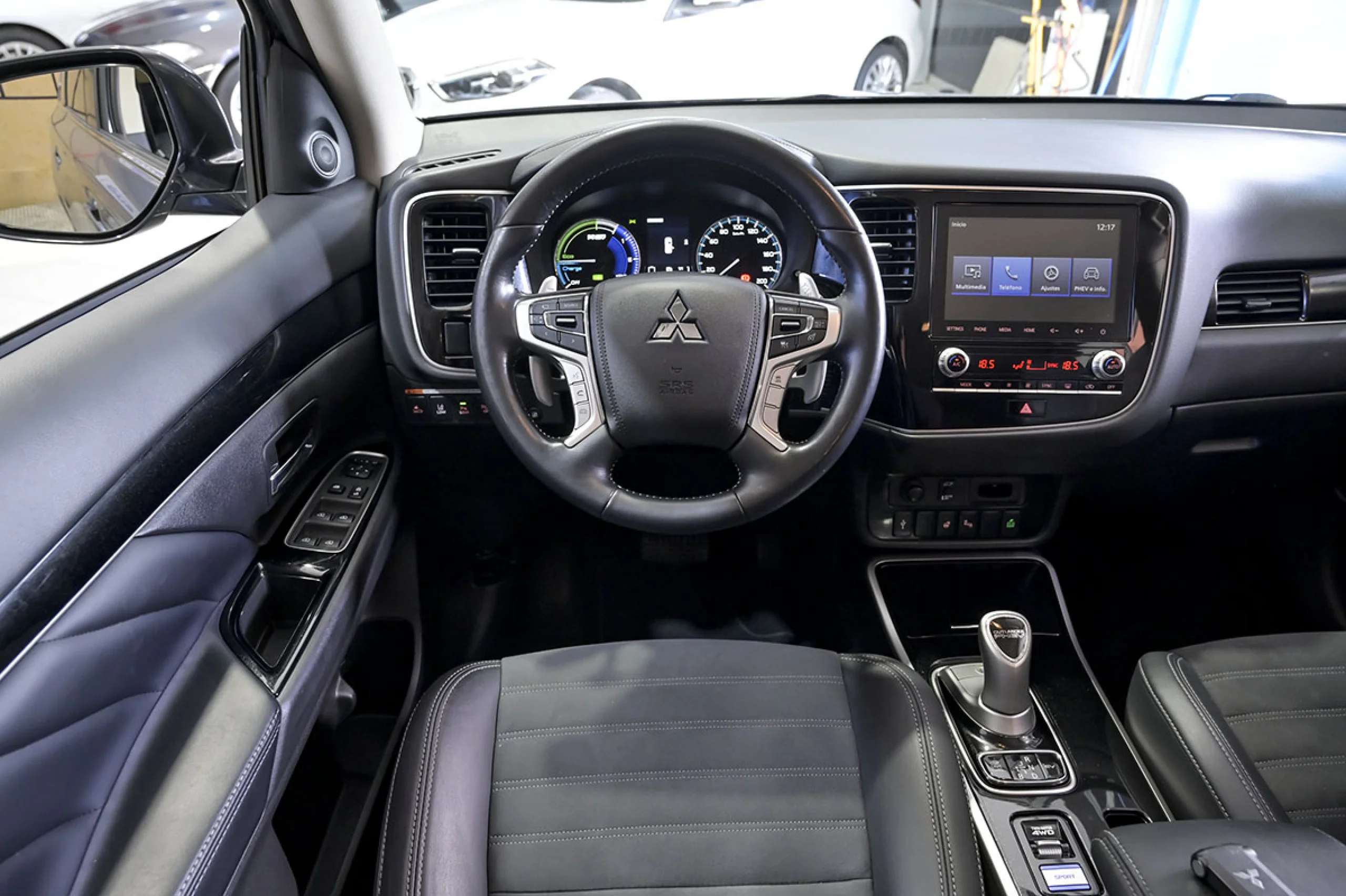 Mitsubishi Outlander 2.4 PHEV Kaiteki Auto 4WD - Foto 35