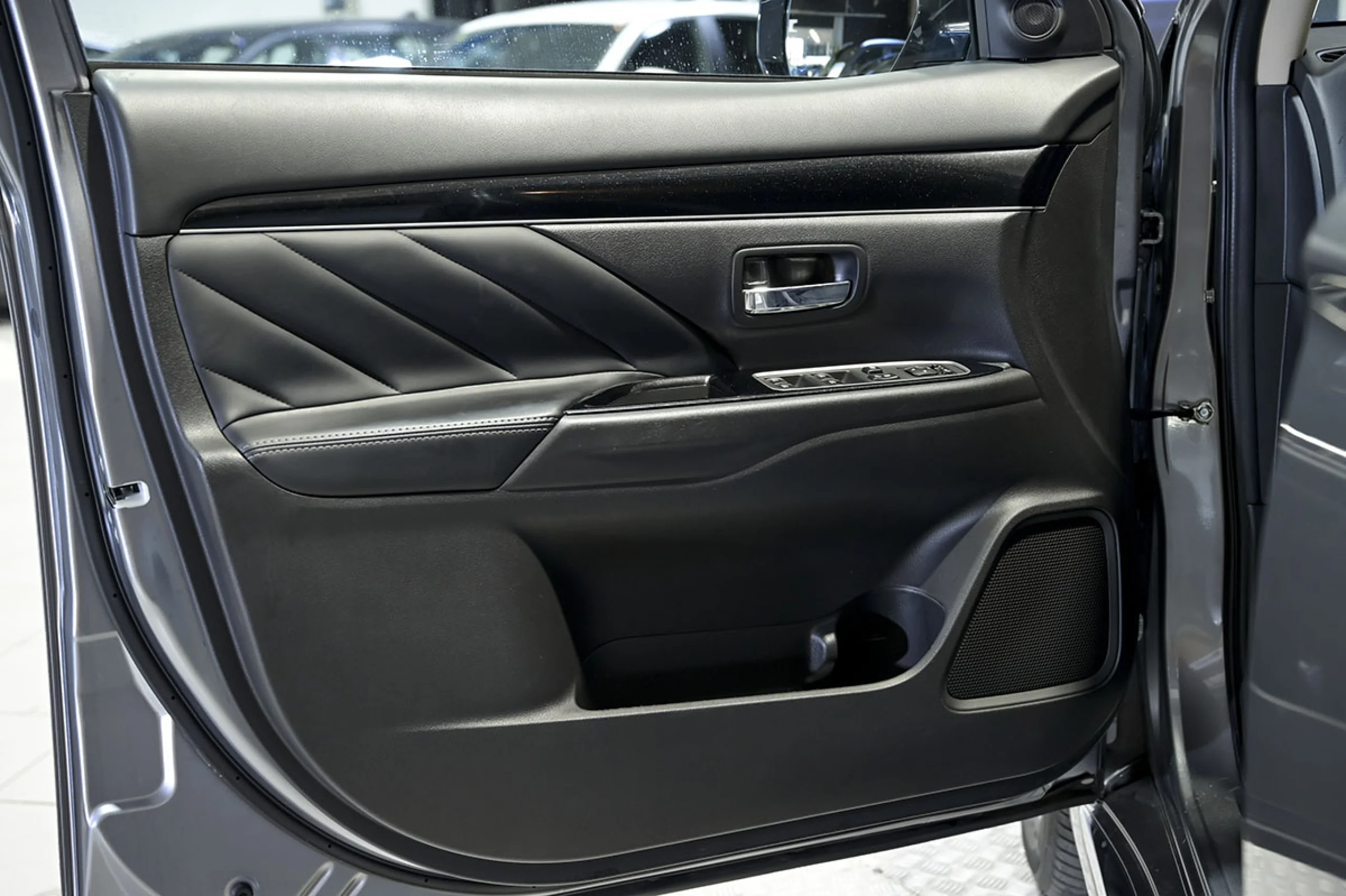 Mitsubishi Outlander 2.4 PHEV Kaiteki Auto 4WD - Foto 37