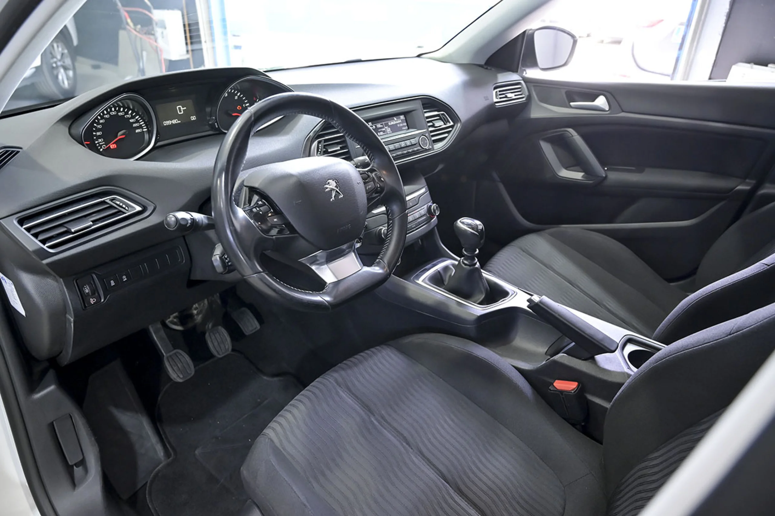 Peugeot 308 5P Active BlueHDi 100 SS - Foto 6