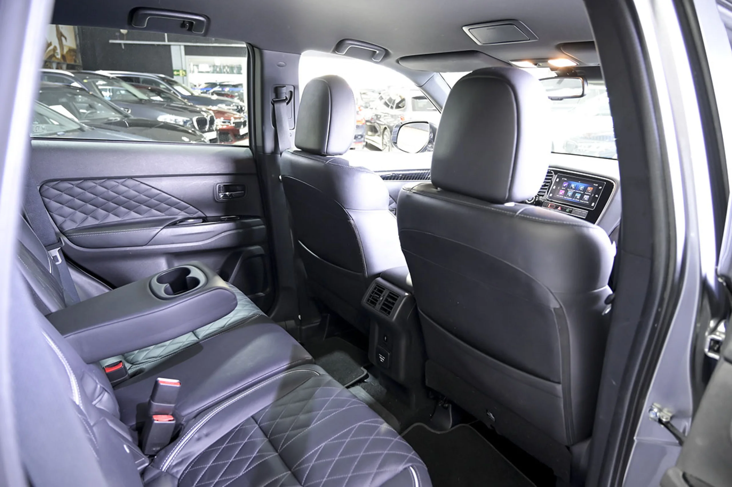 Mitsubishi Outlander 2.4 PHEV Kaiteki Auto 4WD - Foto 15