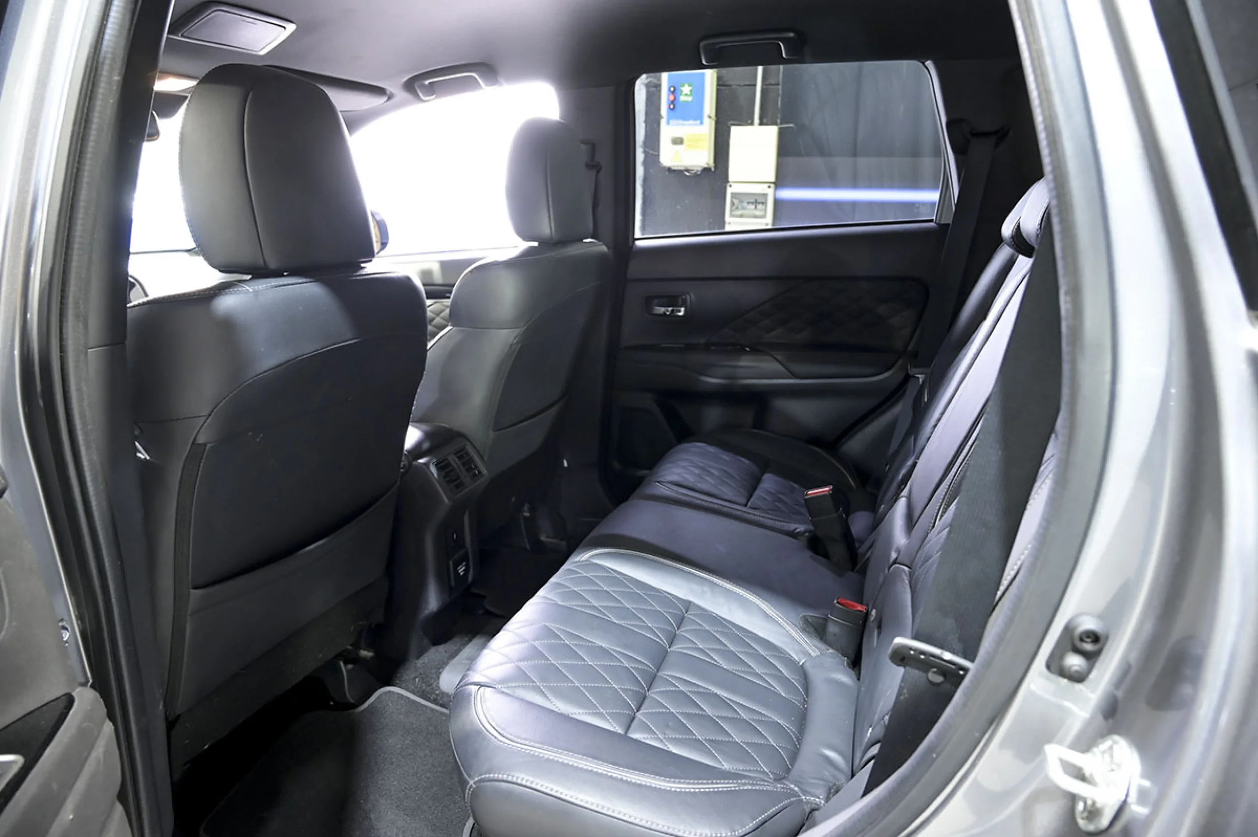 Mitsubishi Outlander 2.4 PHEV Kaiteki Auto 4WD - Foto 16