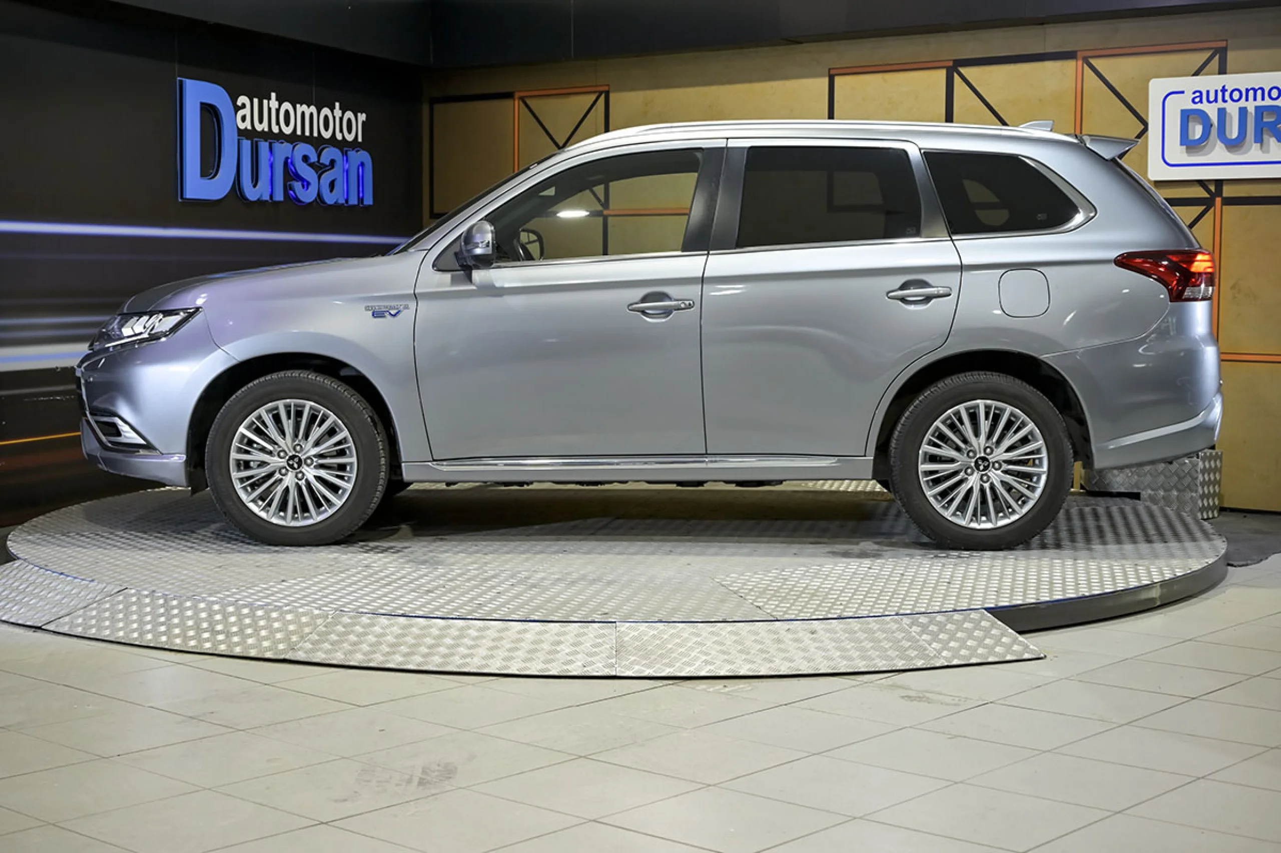 Mitsubishi Outlander 2.4 PHEV Kaiteki Auto 4WD - Foto 19