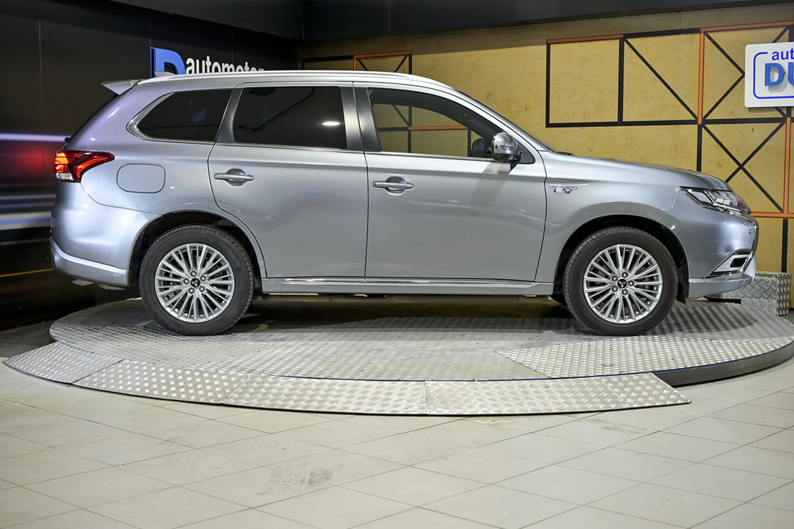 Mitsubishi Outlander 2.4 PHEV Kaiteki Auto 4WD - Foto 20