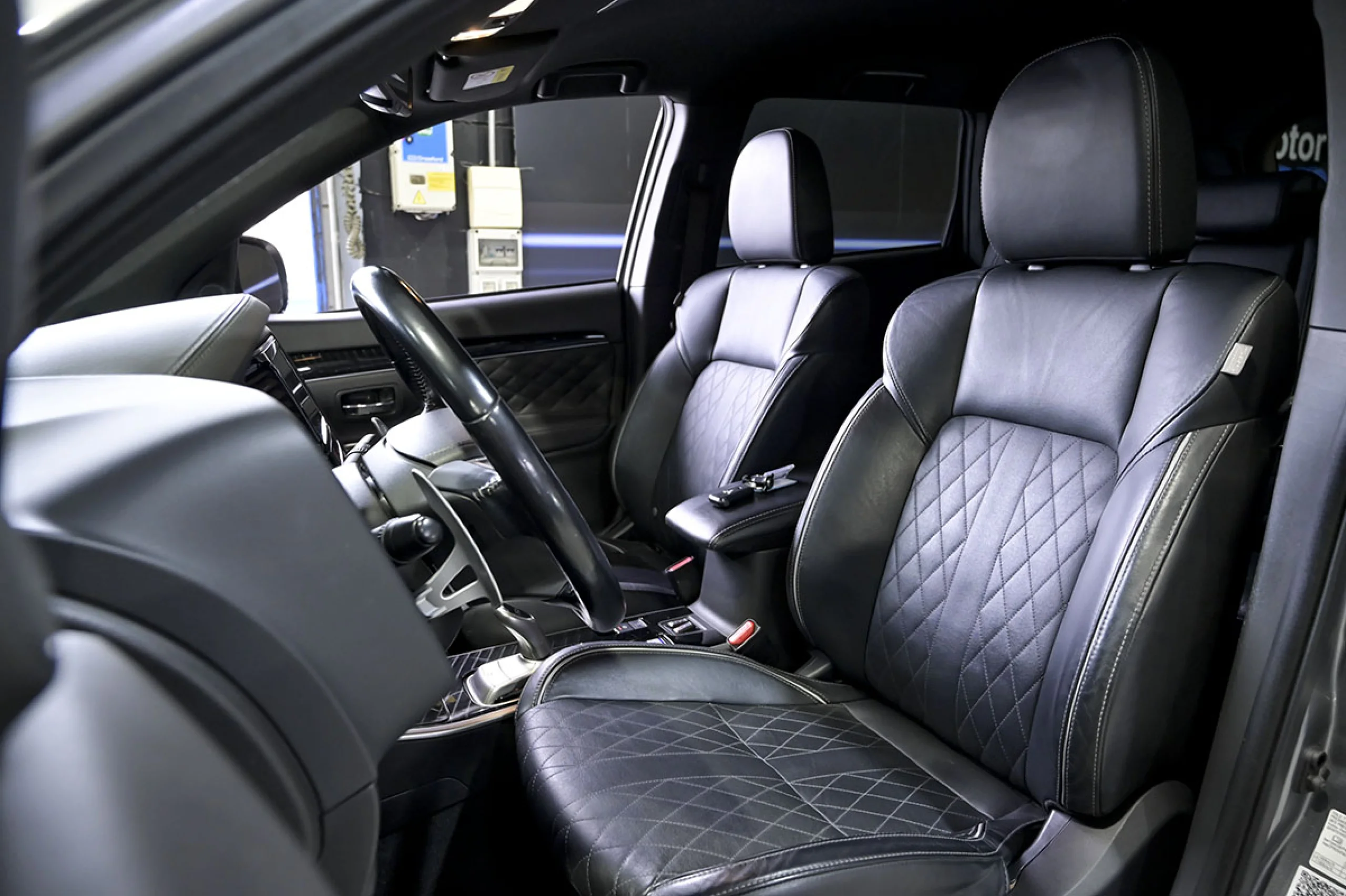 Mitsubishi Outlander 2.4 PHEV Kaiteki Auto 4WD - Foto 25