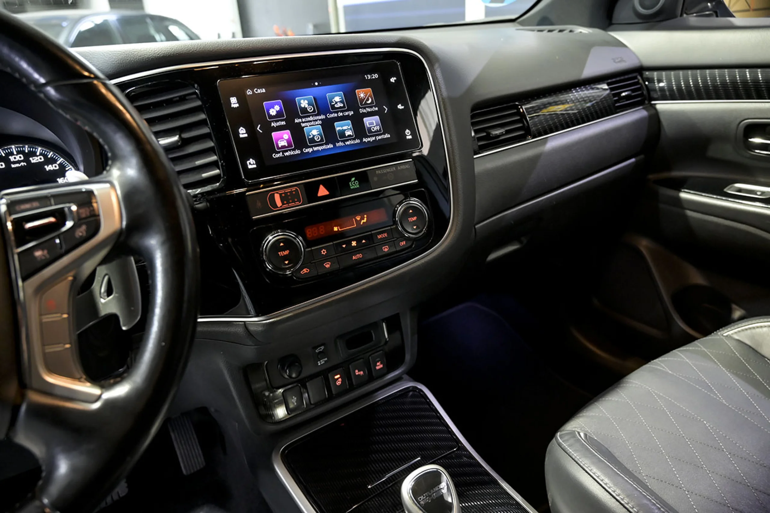 Mitsubishi Outlander 2.4 PHEV Kaiteki Auto 4WD - Foto 30