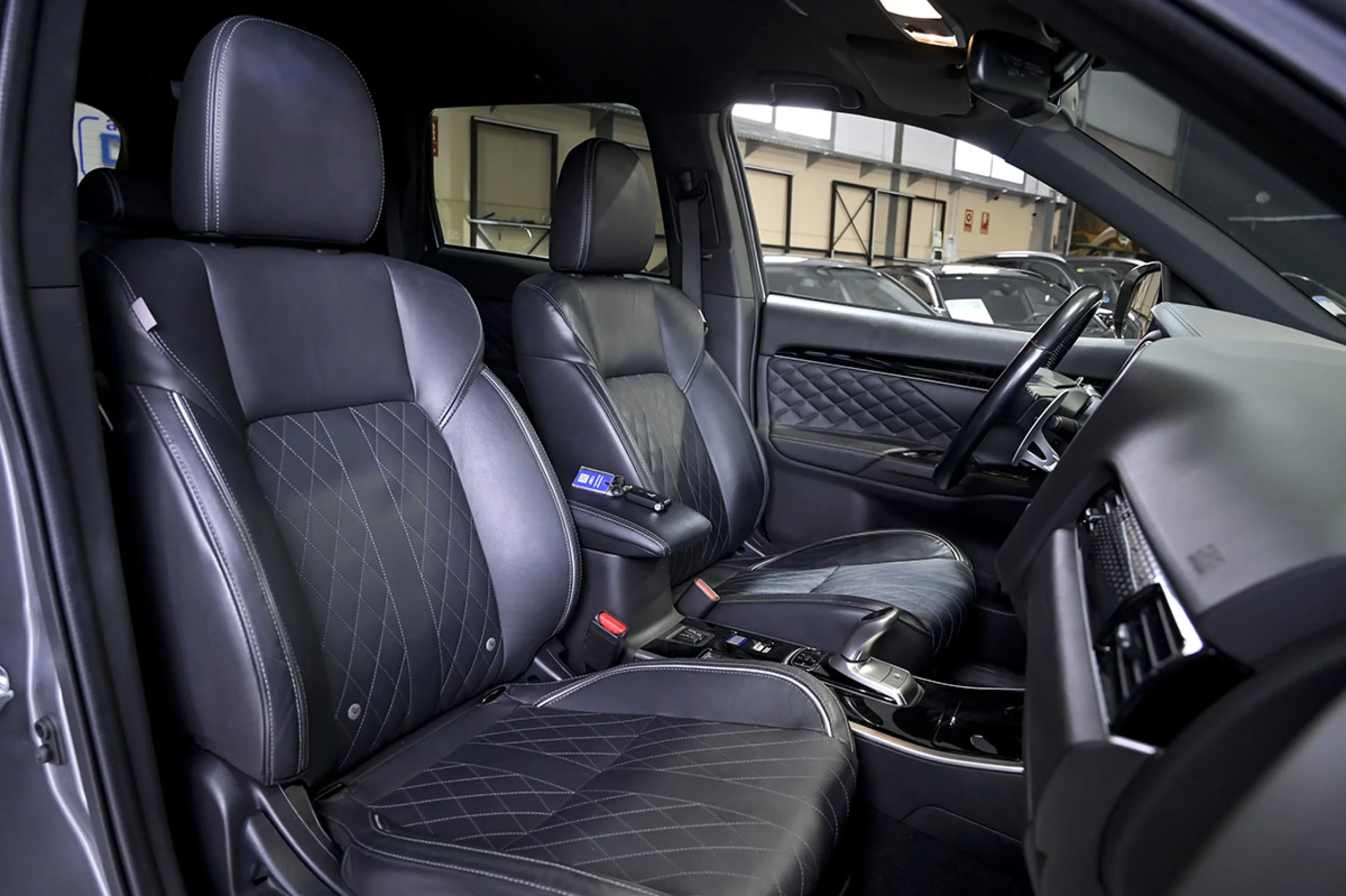 Mitsubishi Outlander 2.4 PHEV Kaiteki Auto 4WD - Foto 33