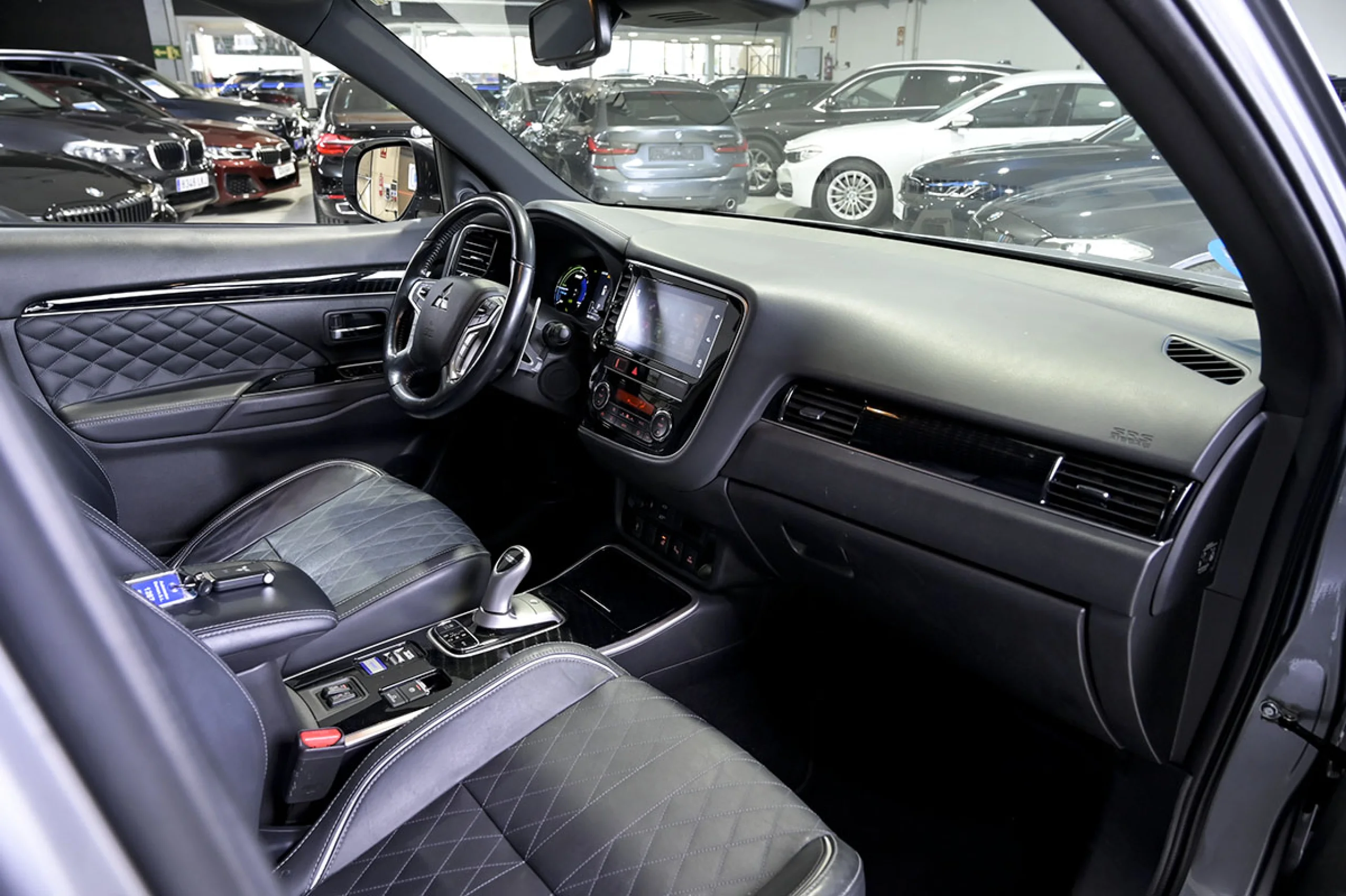 Mitsubishi Outlander 2.4 PHEV Kaiteki Auto 4WD - Foto 34