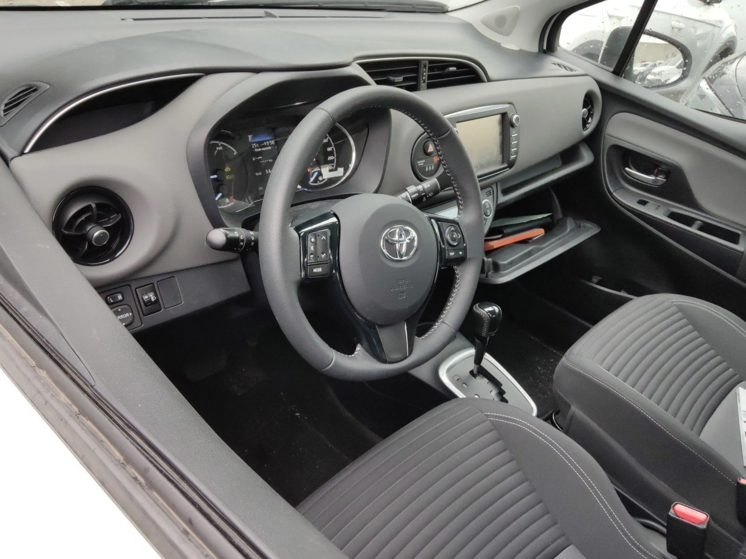 Toyota Yaris 1.5 100H Active - Foto 7