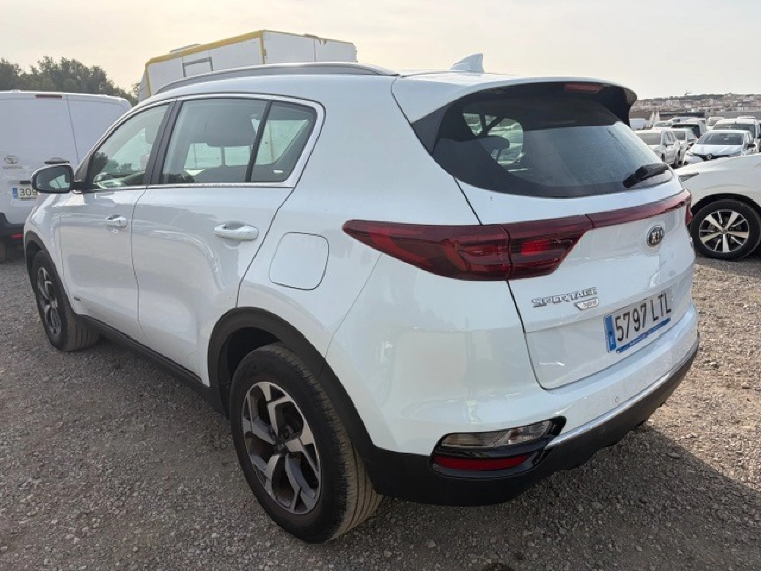 Kia Sportage 1.6 MHEV Business 100kW (136CV) 4x4 - Foto 6