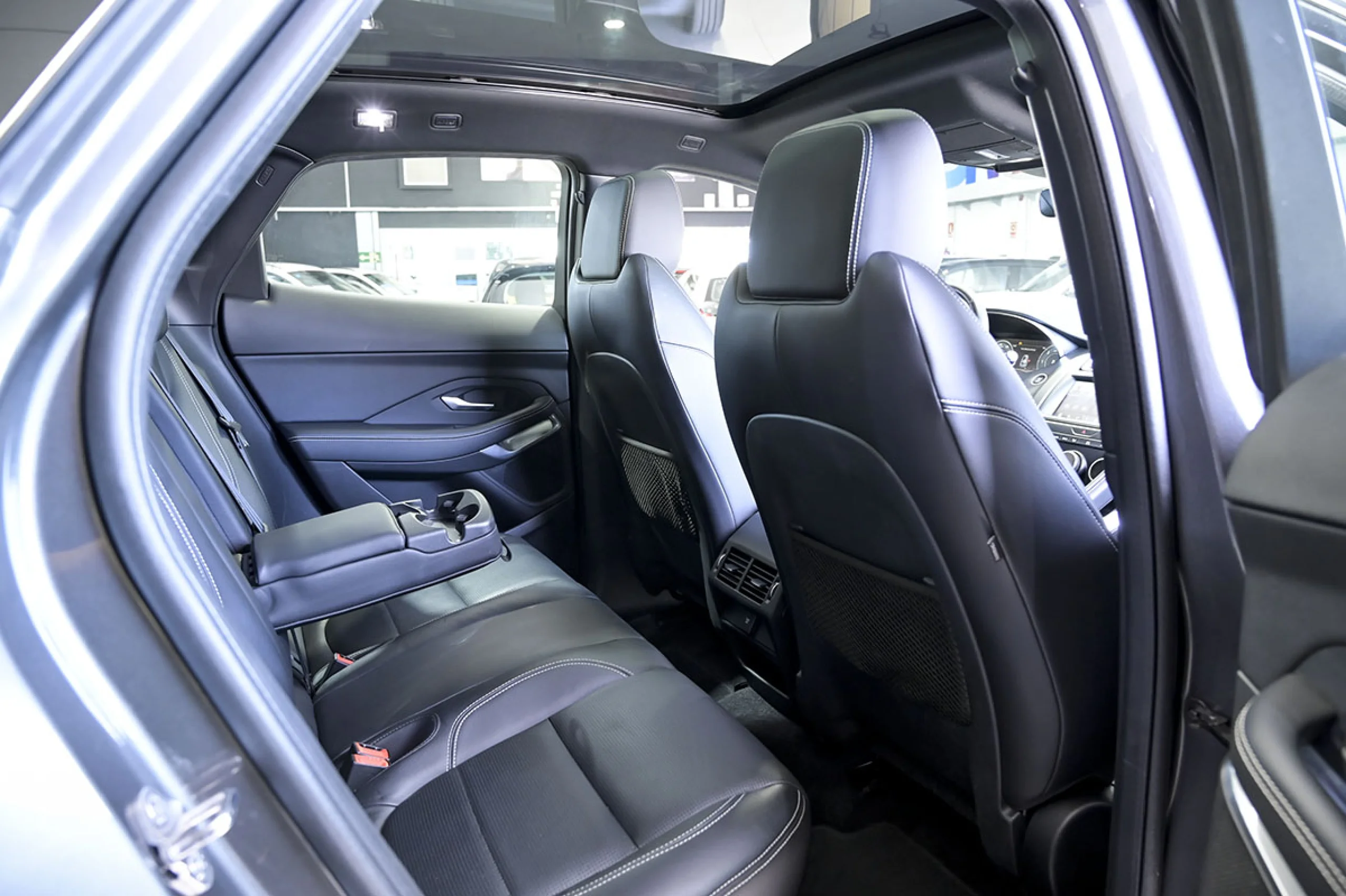 Jaguar E-Pace 2.0D 110kW RDynamic 4WD - Foto 16