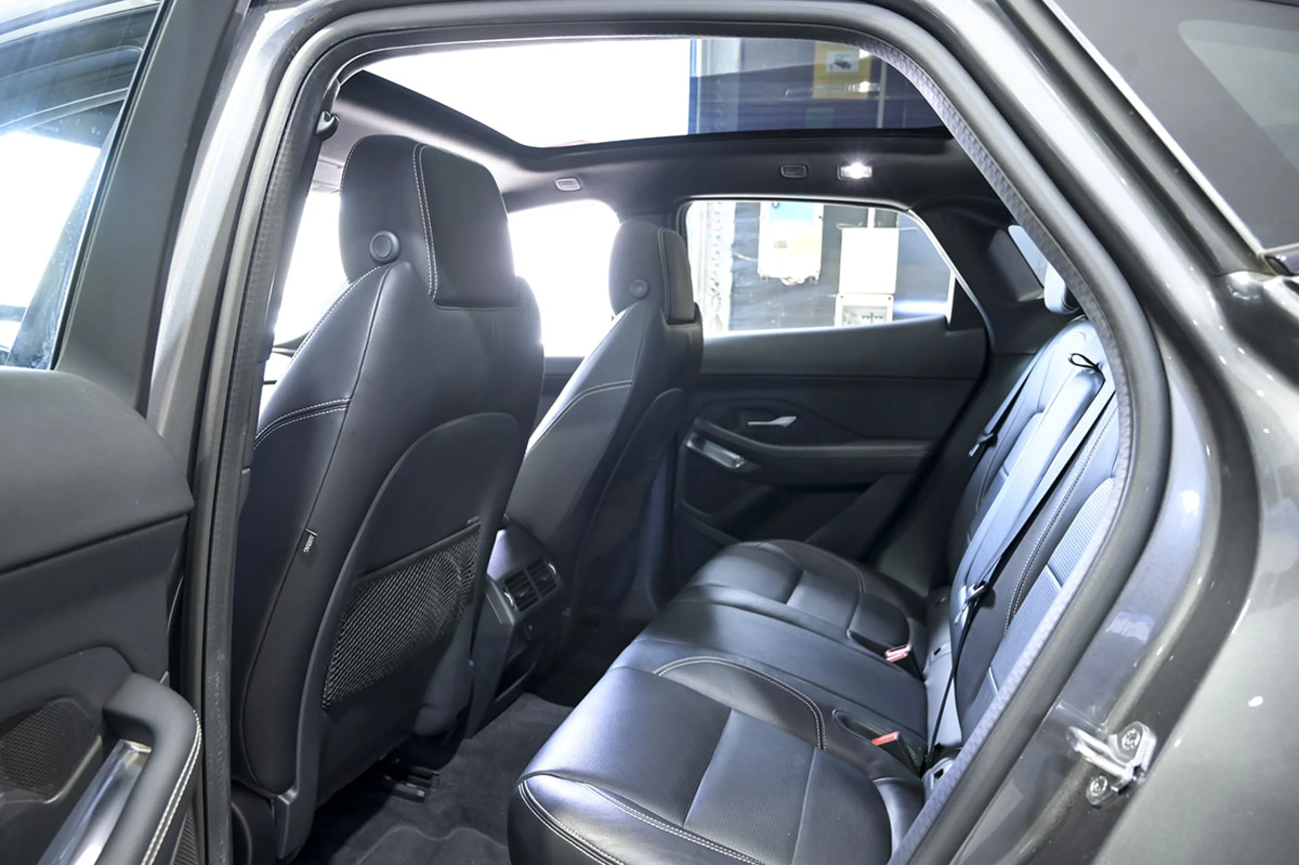 Jaguar E-Pace 2.0D 110kW RDynamic 4WD - Foto 17