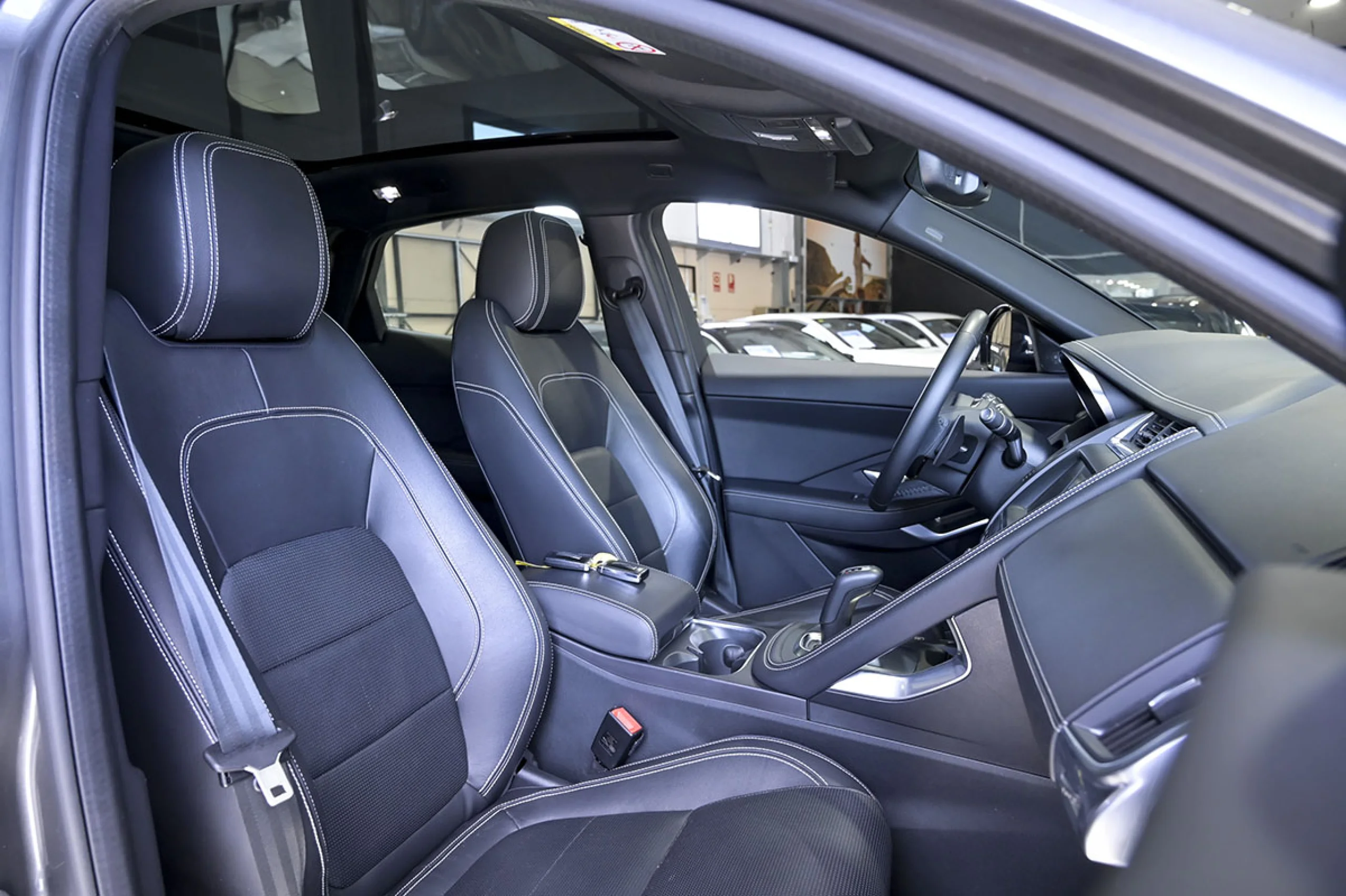 Jaguar E-Pace 2.0D 110kW RDynamic 4WD - Foto 39