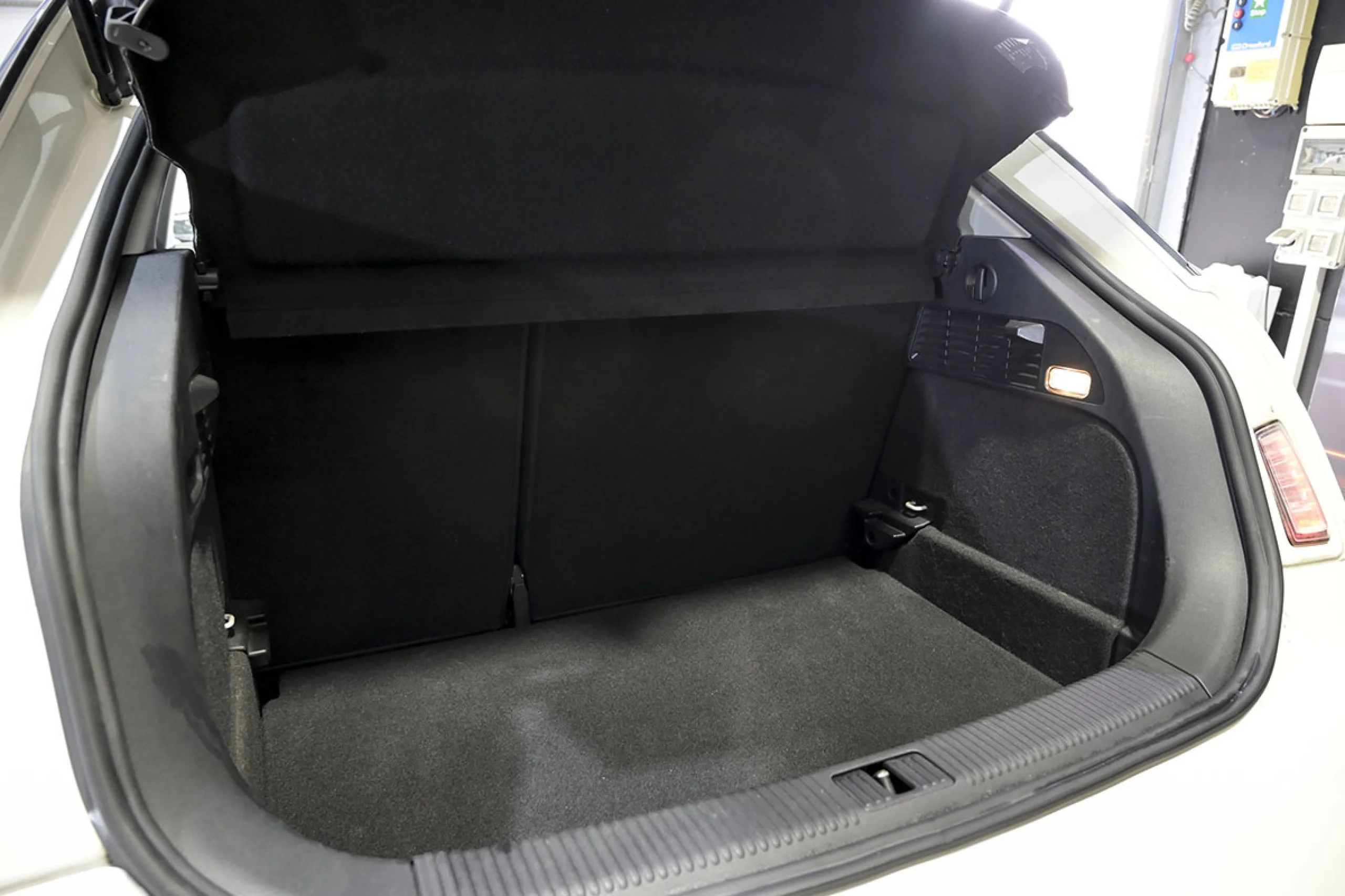 Audi A1 1.6 TDI 105cv Attraction - Foto 11