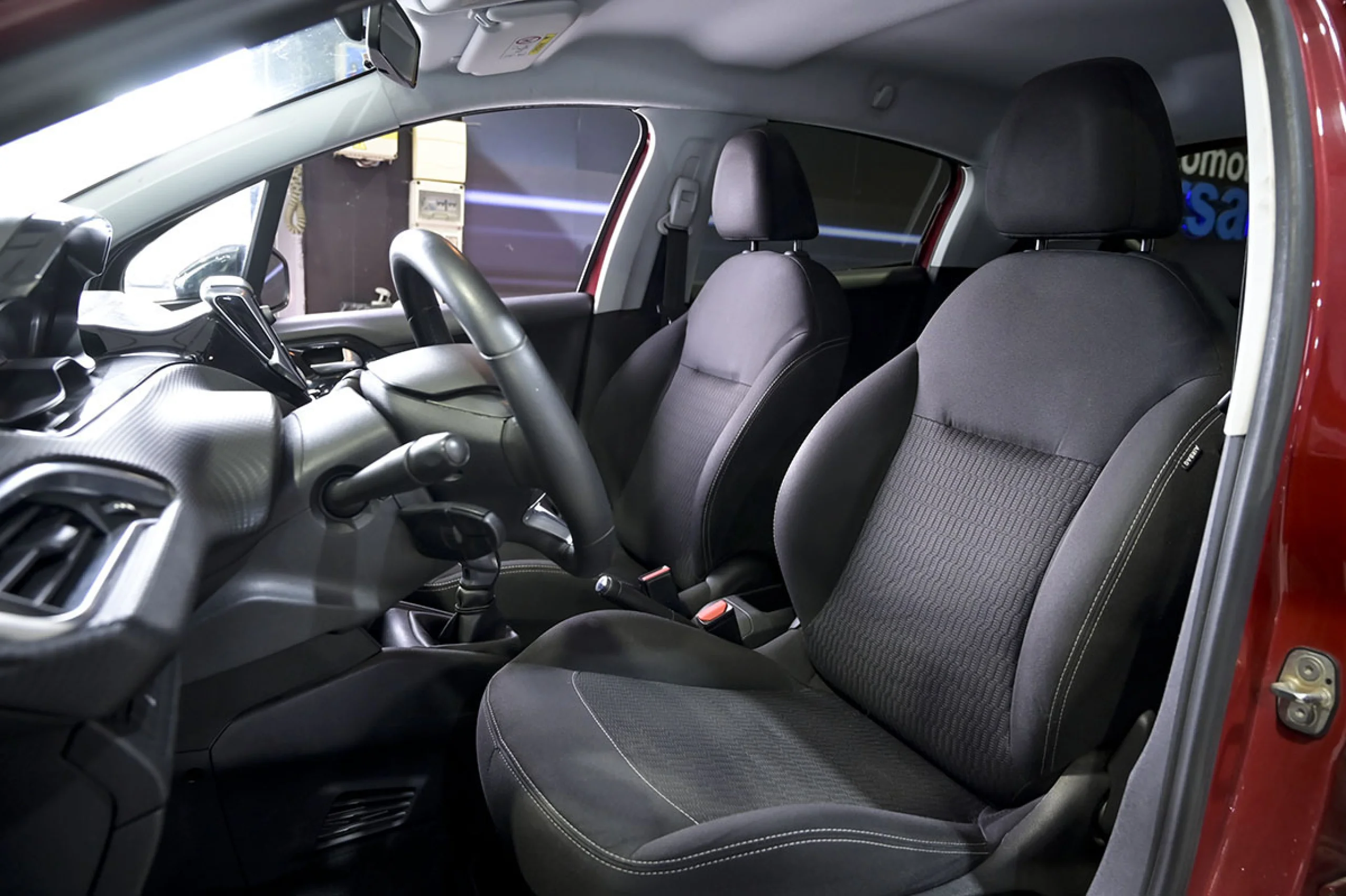 Peugeot 208 5P STYLE 1.6 BlueHDi 100 - Foto 32