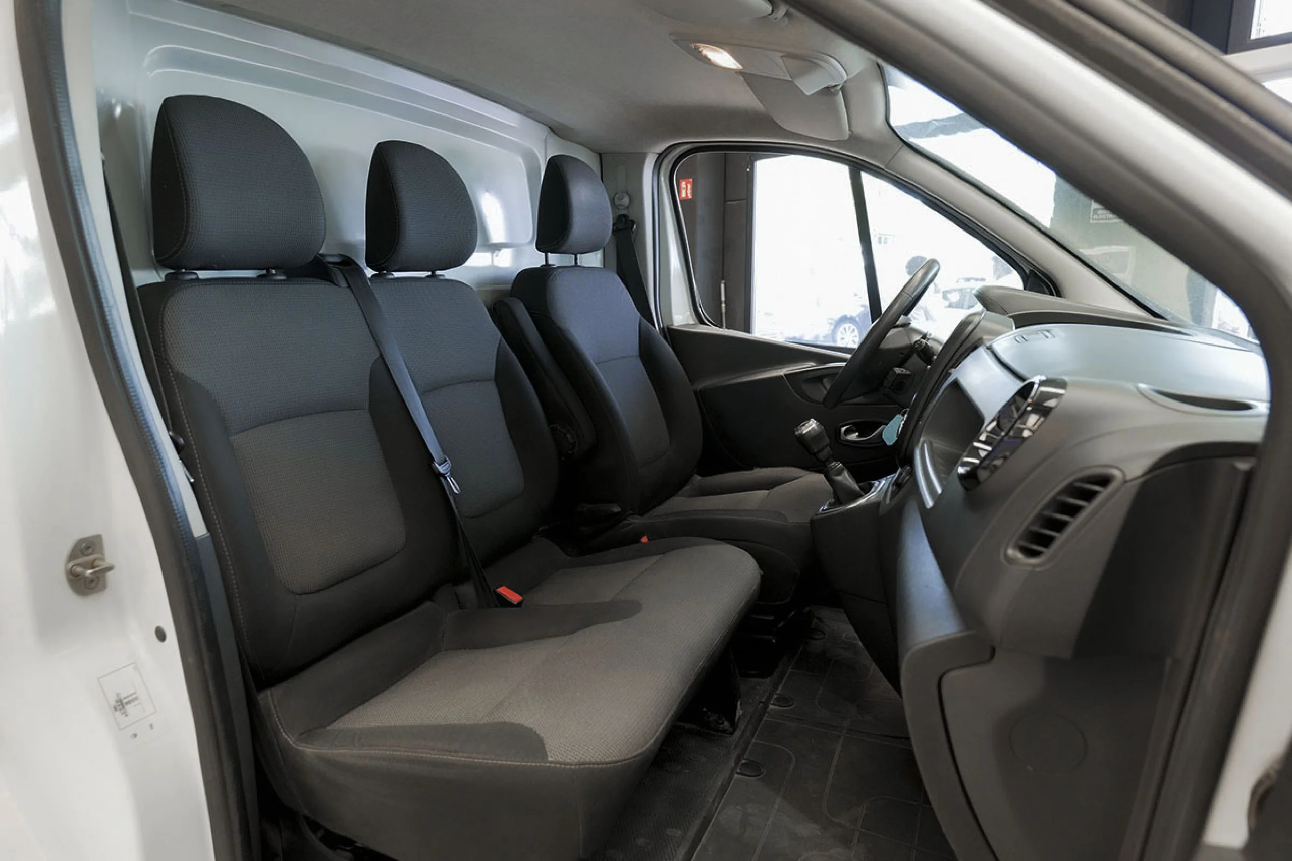 Renault Trafic Furgon 29 L2H1 Energy BluedCi 88 kW - Foto 25