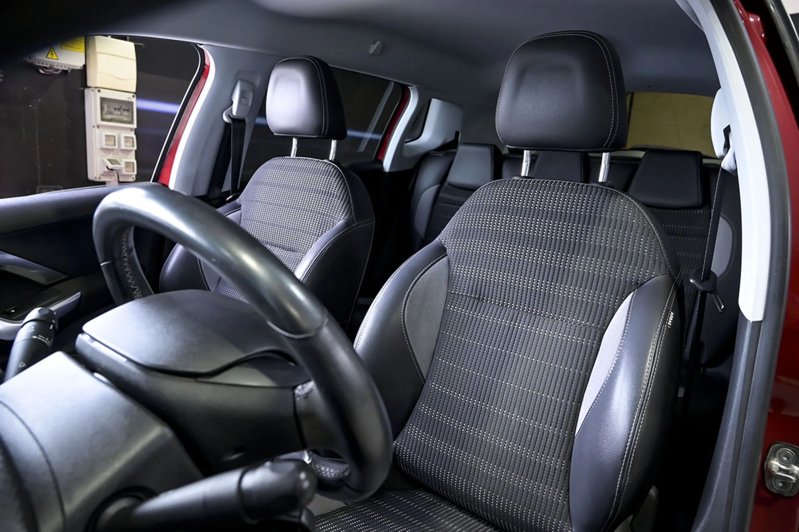 Peugeot 2008 Allure BlueHDi 120 SS EAT6 - Foto 9