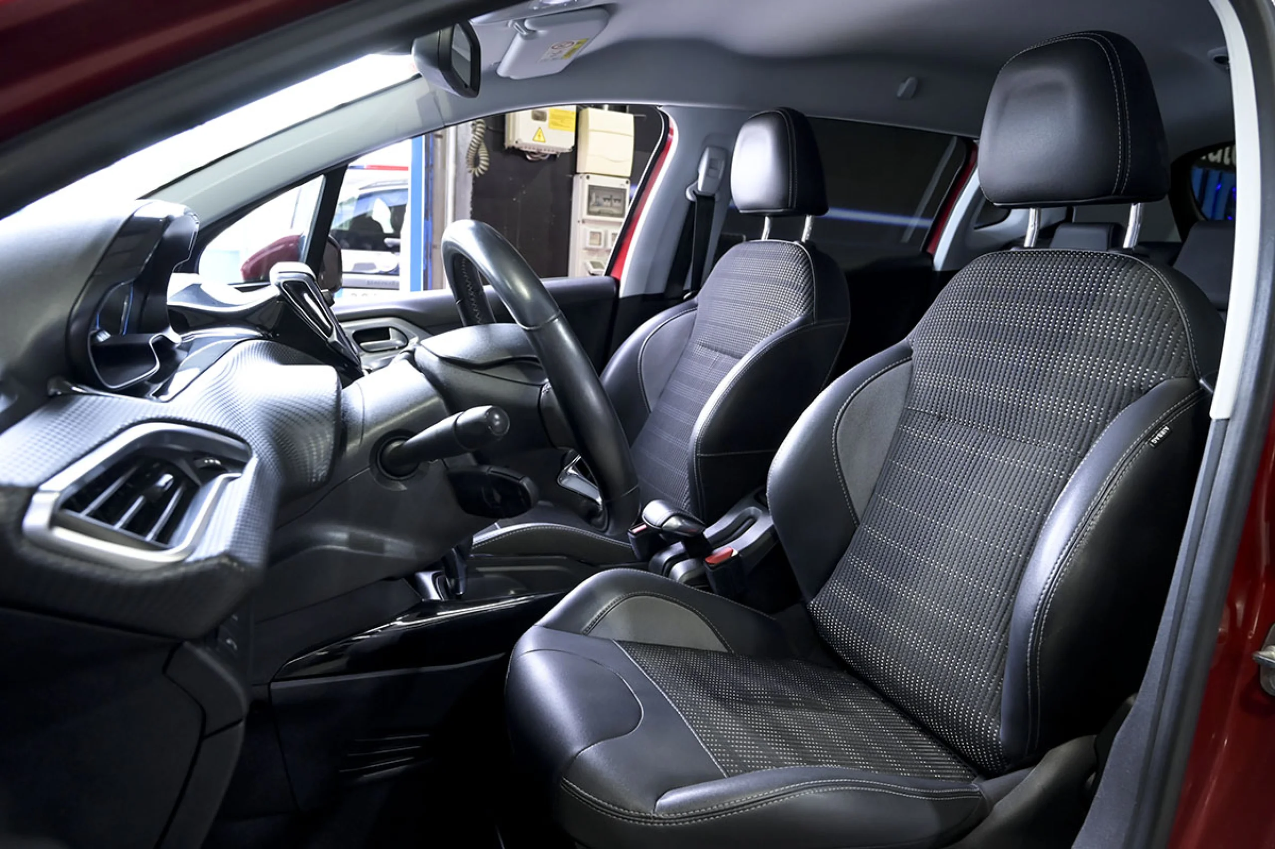 Peugeot 2008 Allure BlueHDi 120 SS EAT6 - Foto 36