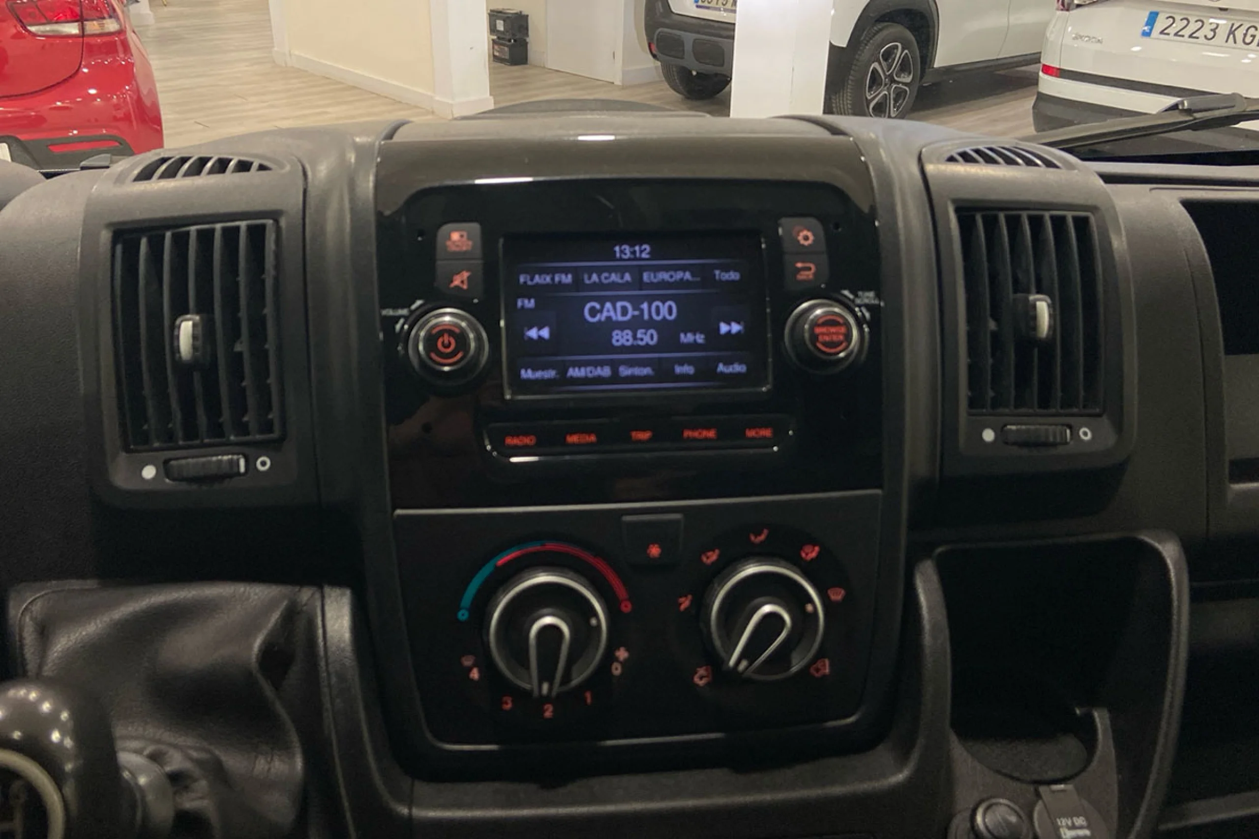 Peugeot Boxer 330 L1 H1 BHDI 88kW 120CV SS 6 Vel. M - Foto 9