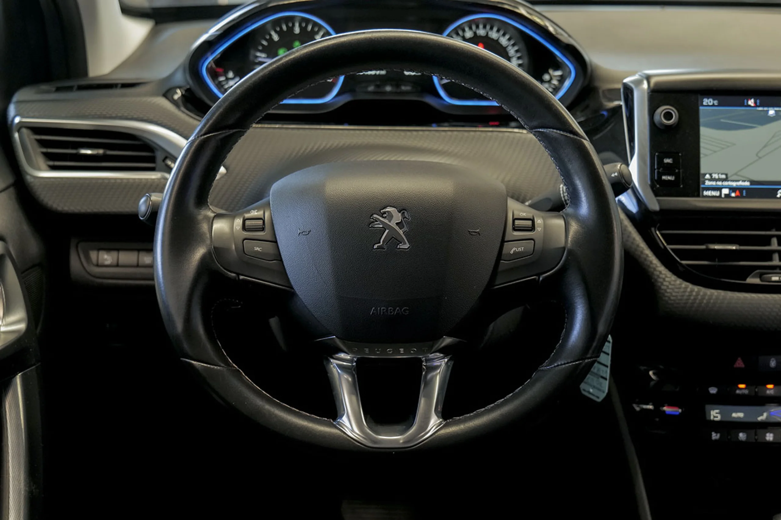 Peugeot 2008 Allure BlueHDi 120 SS EAT6 - Foto 31