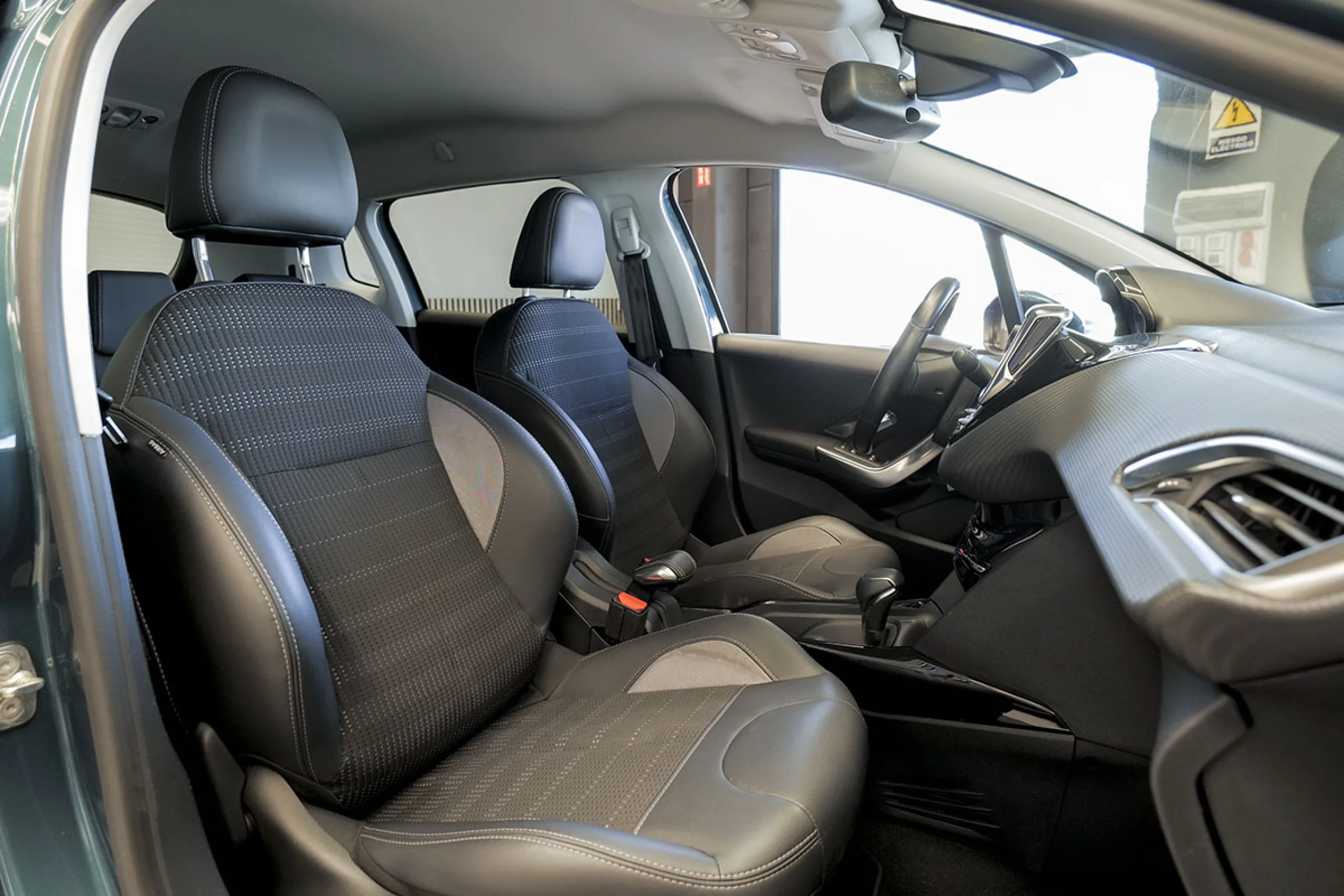 Peugeot 2008 Allure BlueHDi 120 SS EAT6 - Foto 28