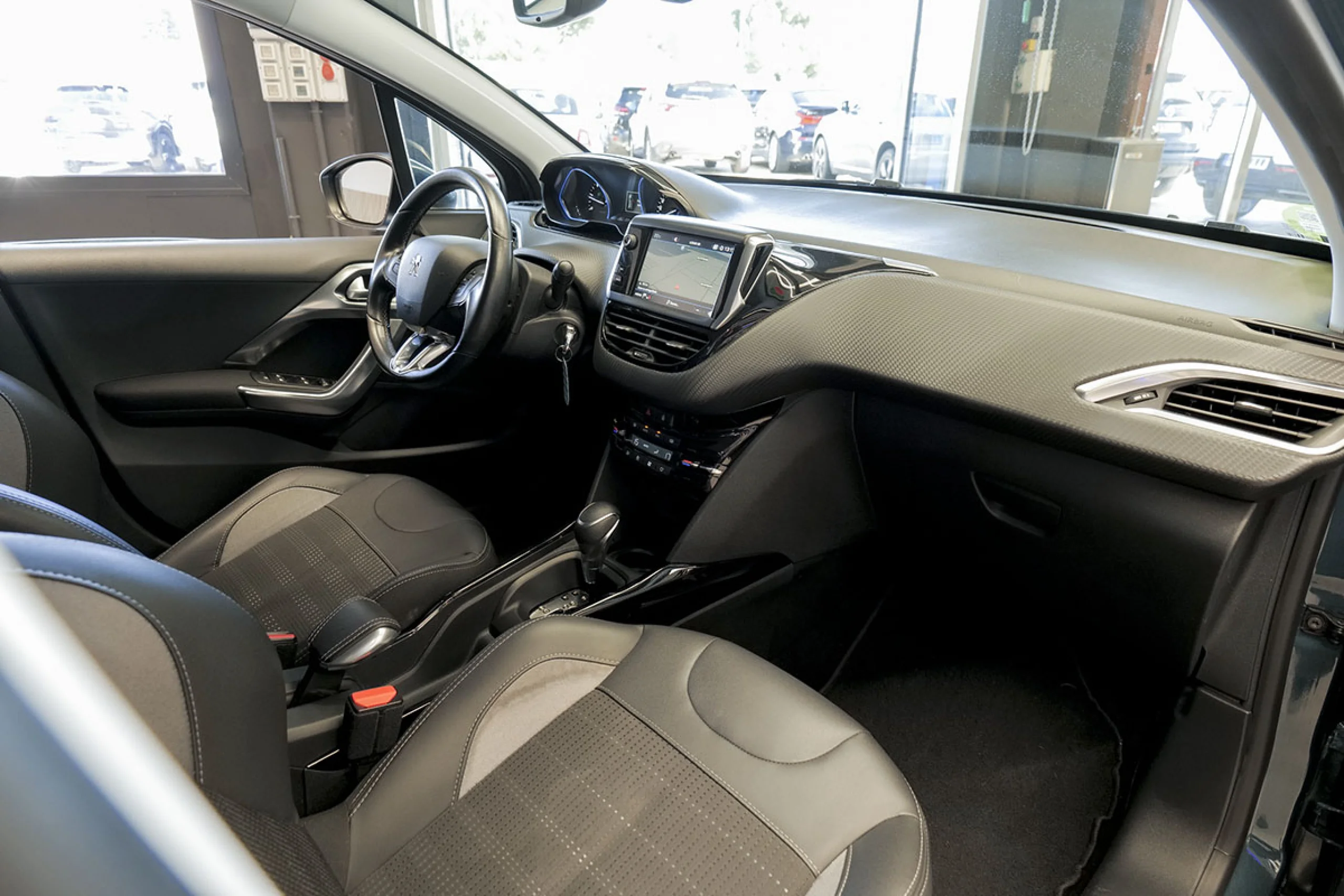 Peugeot 2008 Allure BlueHDi 120 SS EAT6 - Foto 32